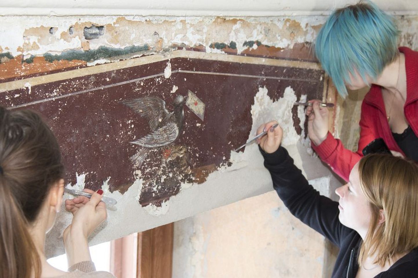 Kunstiakadeemia tudengitel olid Vana-Võidus abiks kutsekoolis restaureerimist õppivad noored.