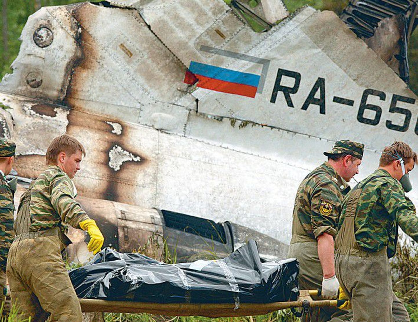 Спасатели недалеко от аэропорта Петрозаводска, где разбился самолет Ту-134 рейса Москва-Петрозаводск.