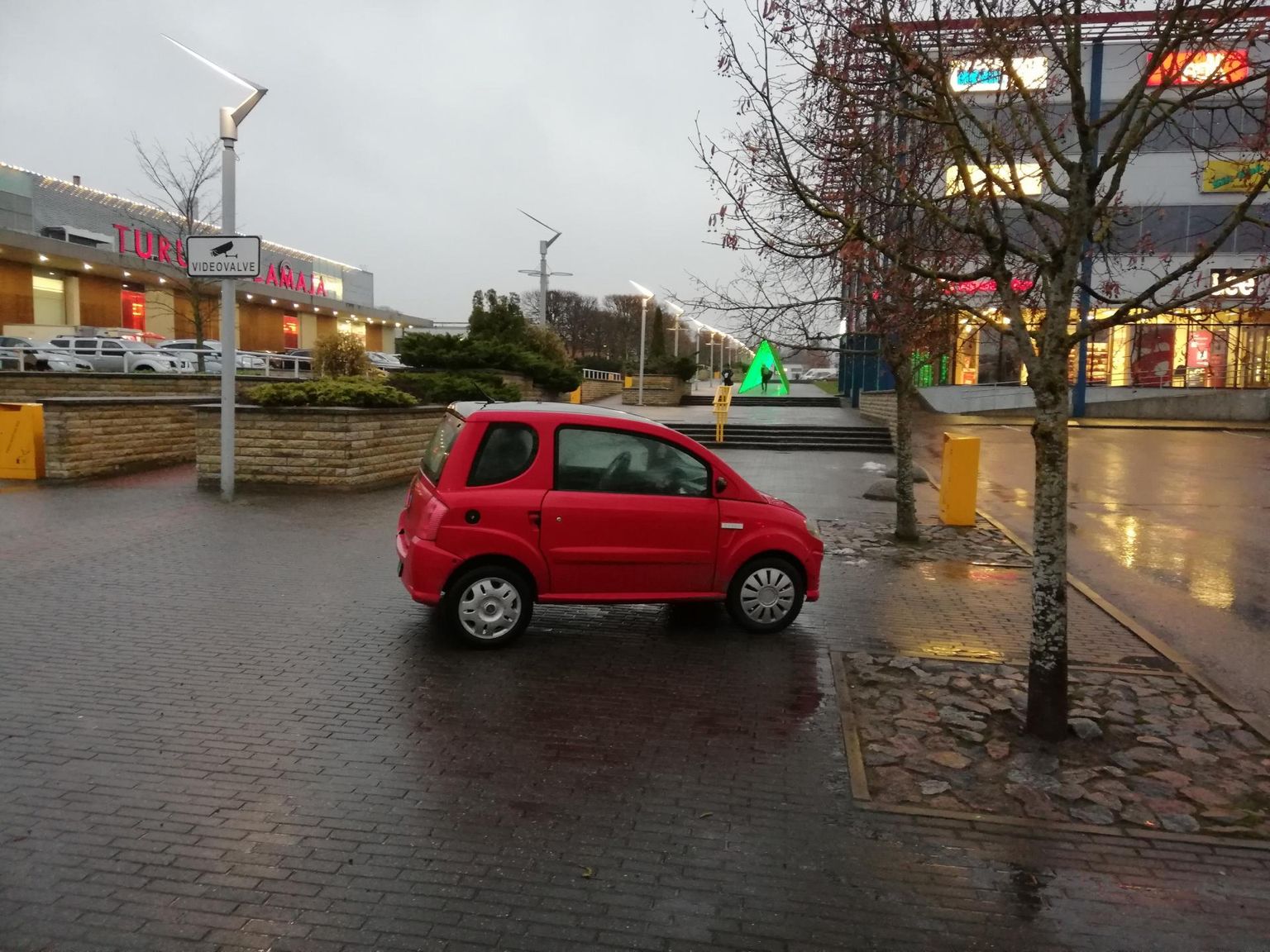 Mopeedauto Rakvere kesklinnas promenaadil.
