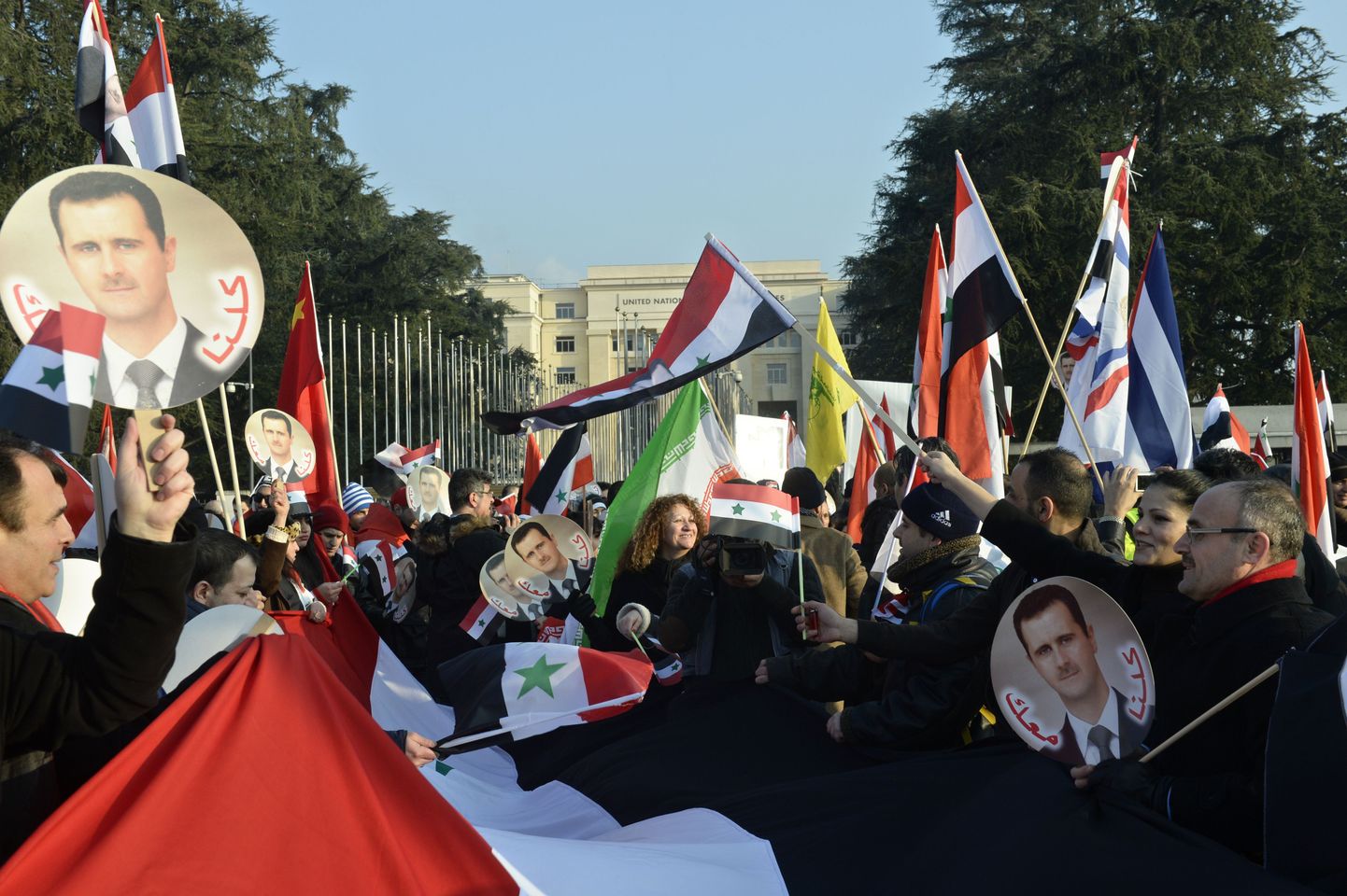 Süüria presidendi Bashar al-Assadi režiimi toetajad Šveitsis Genfis ÜRO peahoone juures