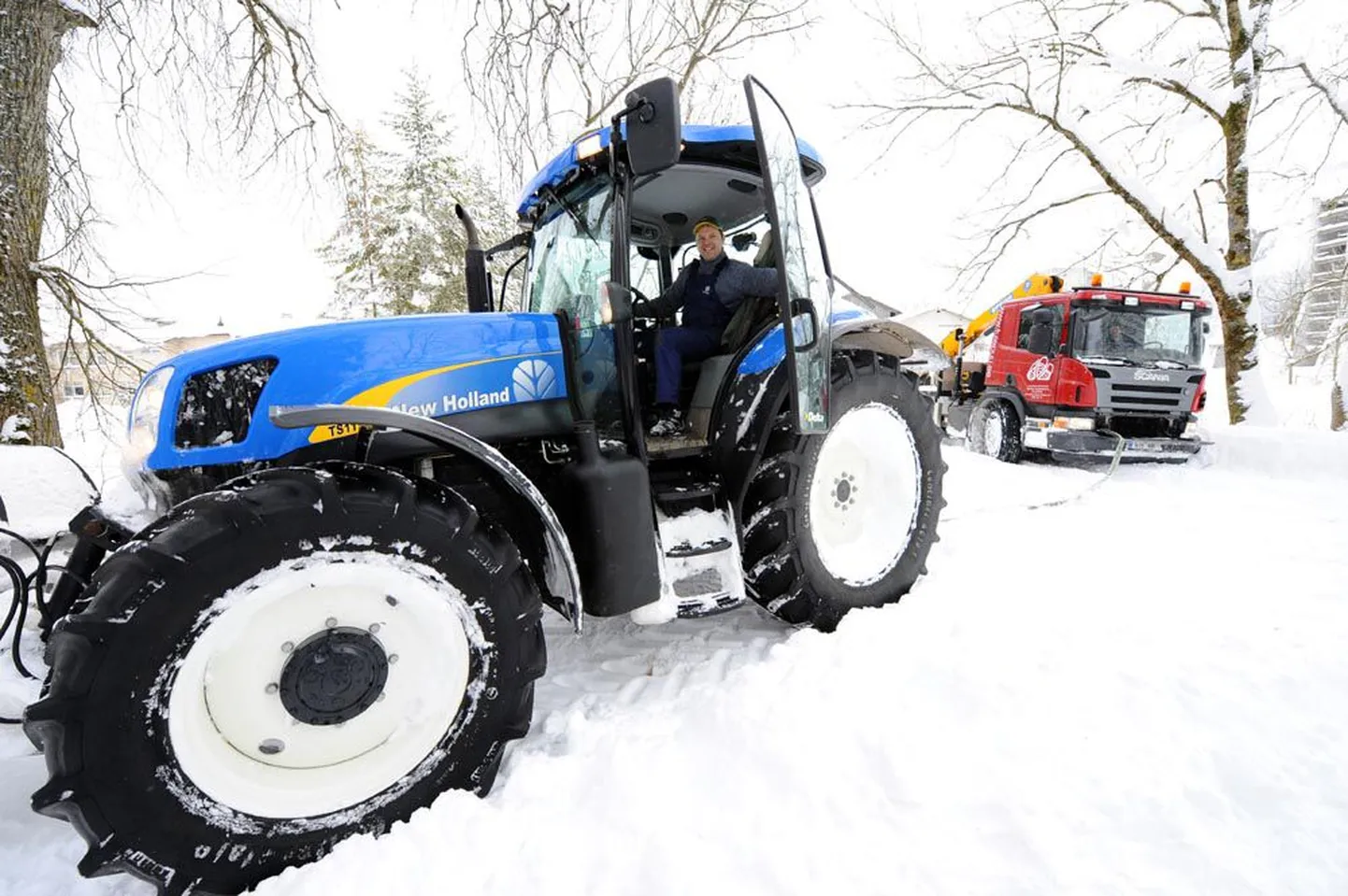 Harjumaal Oru asulas tõmbas Taavi Liht eile lõuna ajal traktoriga lumest välja teeserva kinni jäänud voeautot.