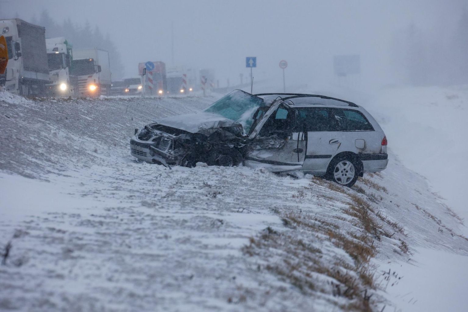 Eile hommikul Tallinna–Narva maanteel veoautot ramminud Toyota paiskus kraavi.
