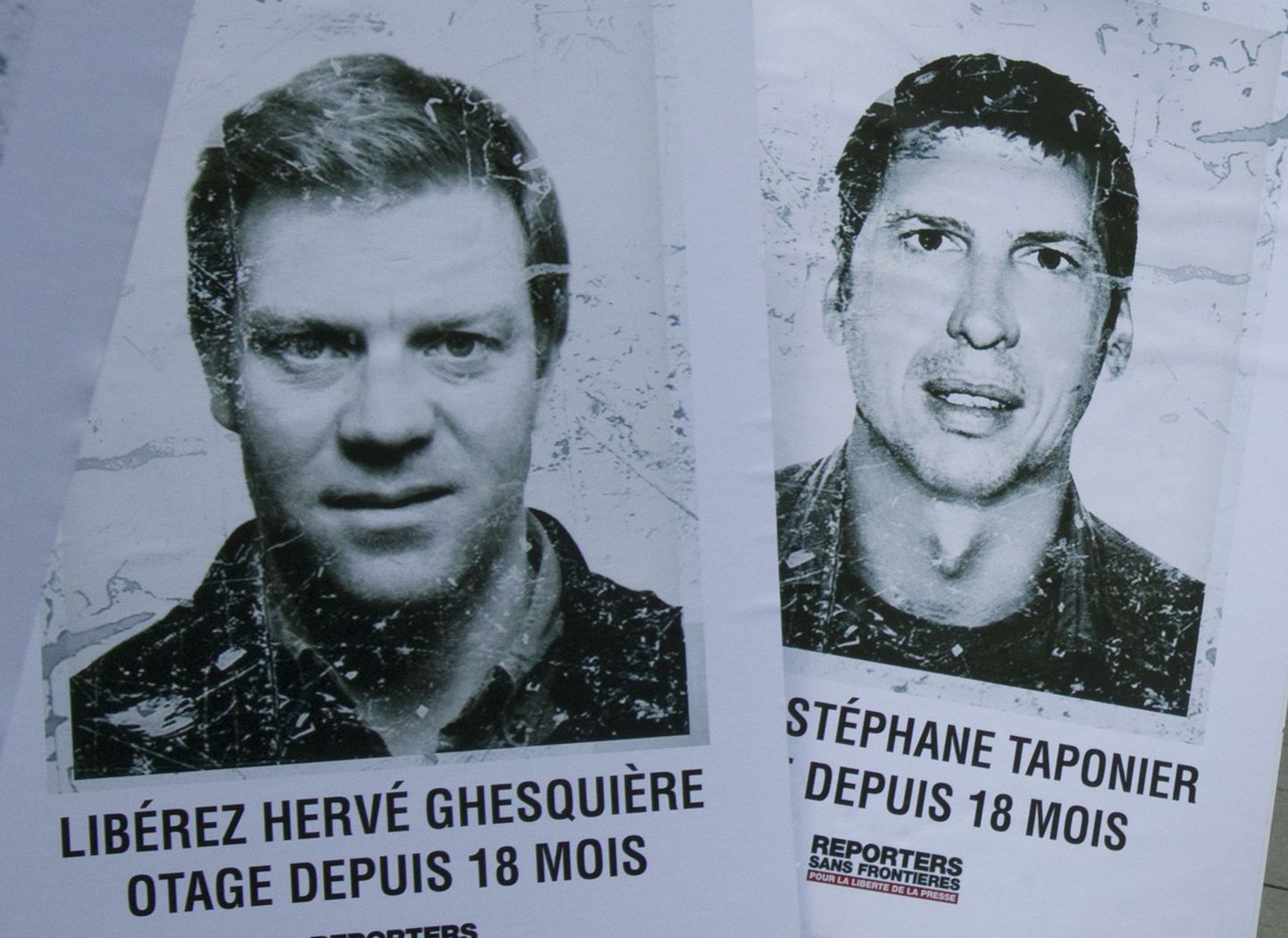 Herve Ghesquiere (vasakul) ja Stephane Taponier plakateil, millega nõuti nende vabastamist.