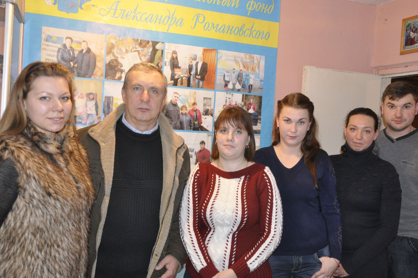 Noored emad ja kohalikud aktivistid: Julia Nikišina (vasakult kolmas), Natalja Šehovtsova (vasakult neljas) ja Viktoria Nikotina (vasakult viies). Vasakult esimesed kaks on samuti aktiivsed kohalikud vabatahtlikud Anastassija Tsepljajeva ja Mihhail Jarošenko.