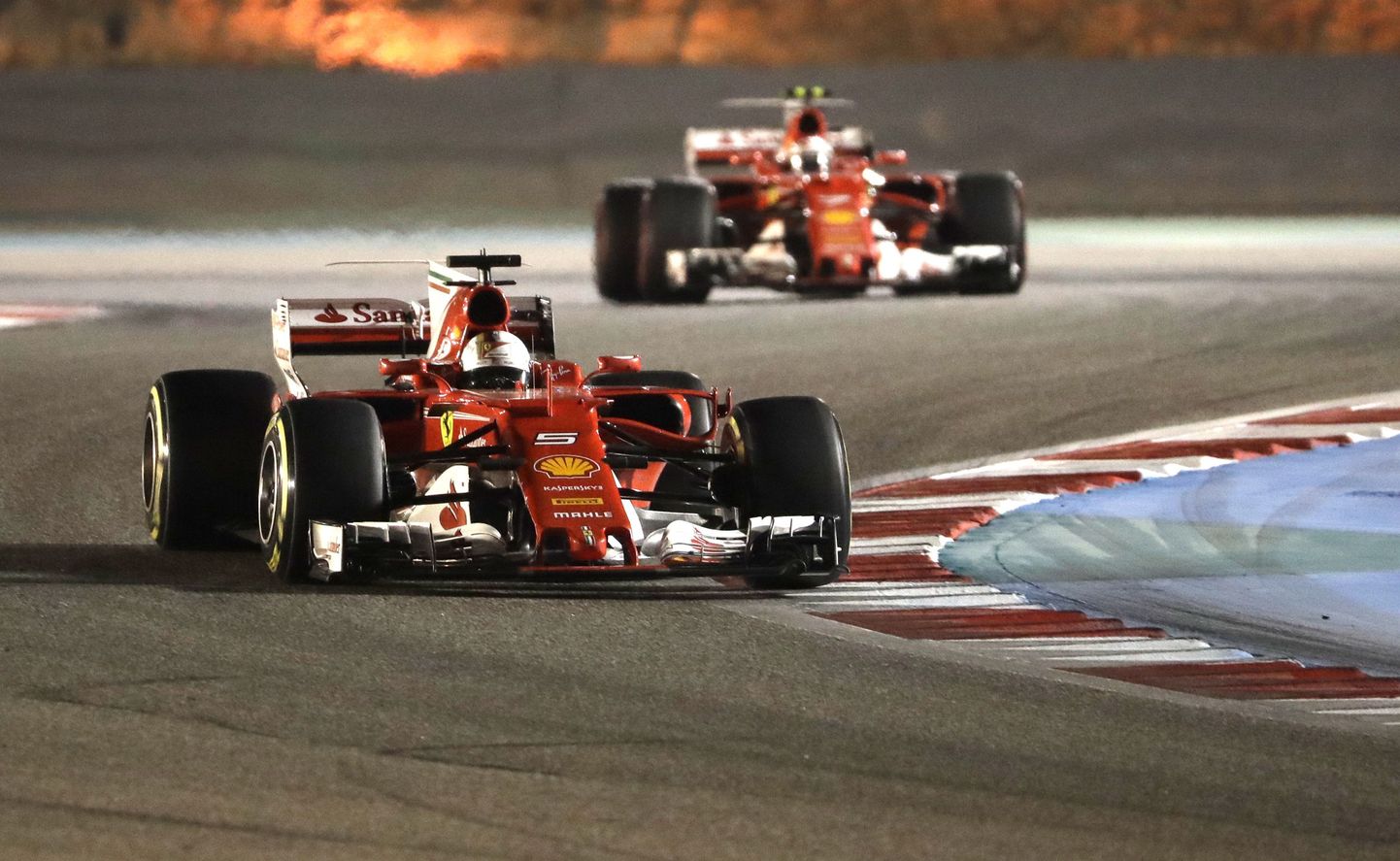 Sebastian Vettel Bahreini ringrajal võidu suunas kihutamas.