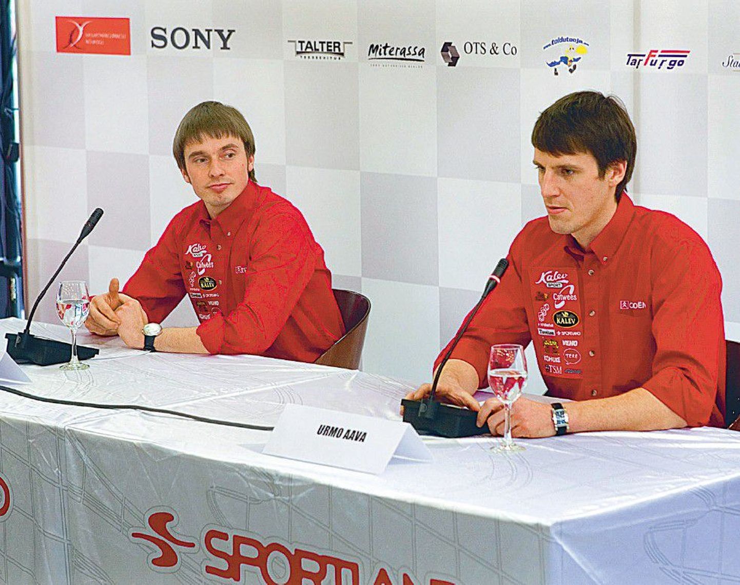 Eesti parim rallisõitja Urmo Aava (paremal) vahetas koos kaardilugeja Kuldar Sikuga Citroëni Fordi vastu.
