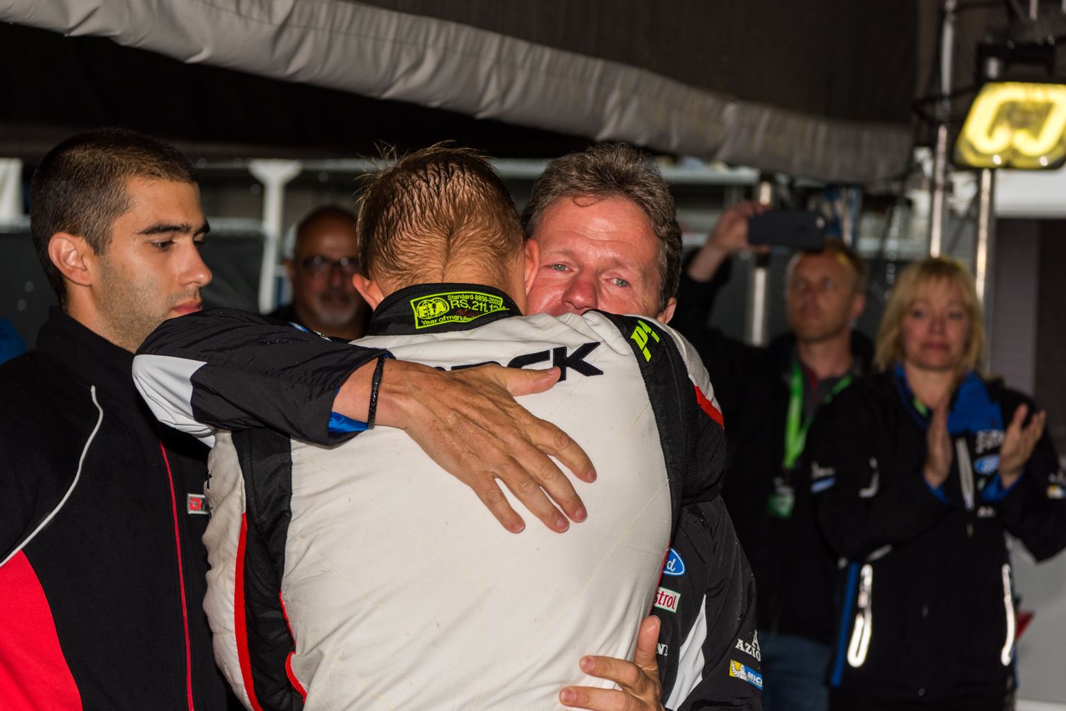 Ülimalt pettunud Ott Tänakut (seljaga) lohutab M-Spordi tiimi boss Malcolm Wilson.