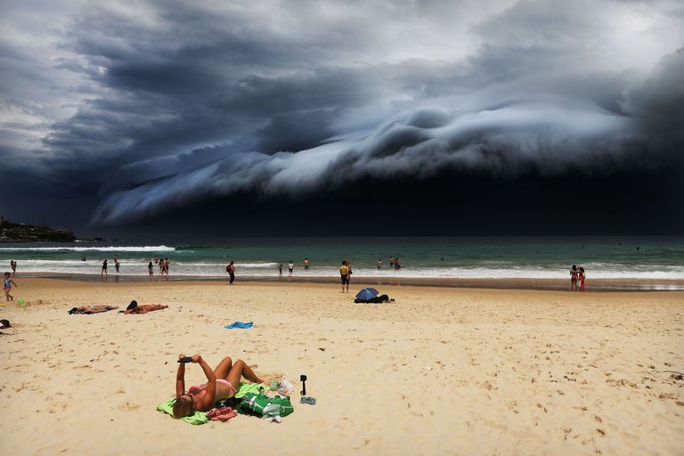 Austraalia fotograafi foto avaldas Briti väljaanne Daily Telegraph. Kelly fotol on näha, kuidas pahaaimamatu rannaline raamatut loeb, kuid taamal lähenevad kurjakuulutavalt tumedad tormipilved.