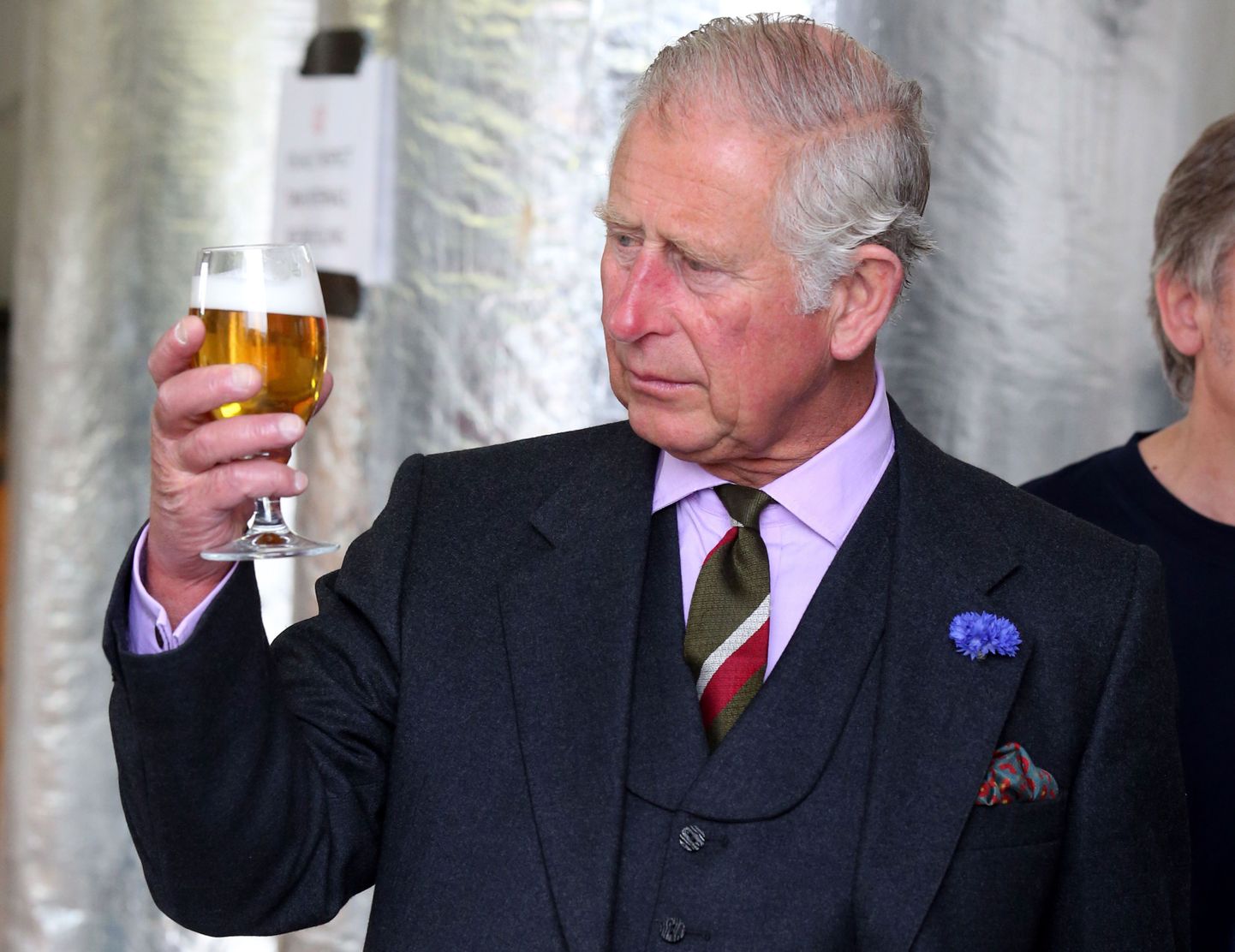 Prints Charles degusteerib õlut.