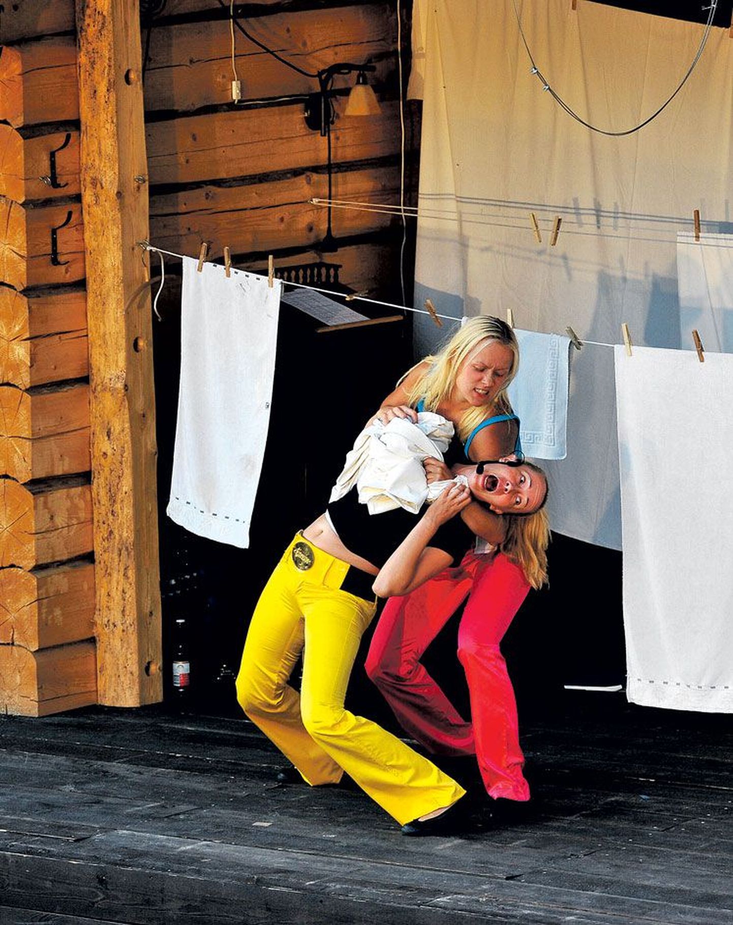Näitlejannasid mängivad näitlejannad Marika Barabanštšikova ja Inga Allik (taga) lõpetavad lavastuses «Pulmatrall» rivaalitseva vestluse suvelavastustest mehise kaklusega.