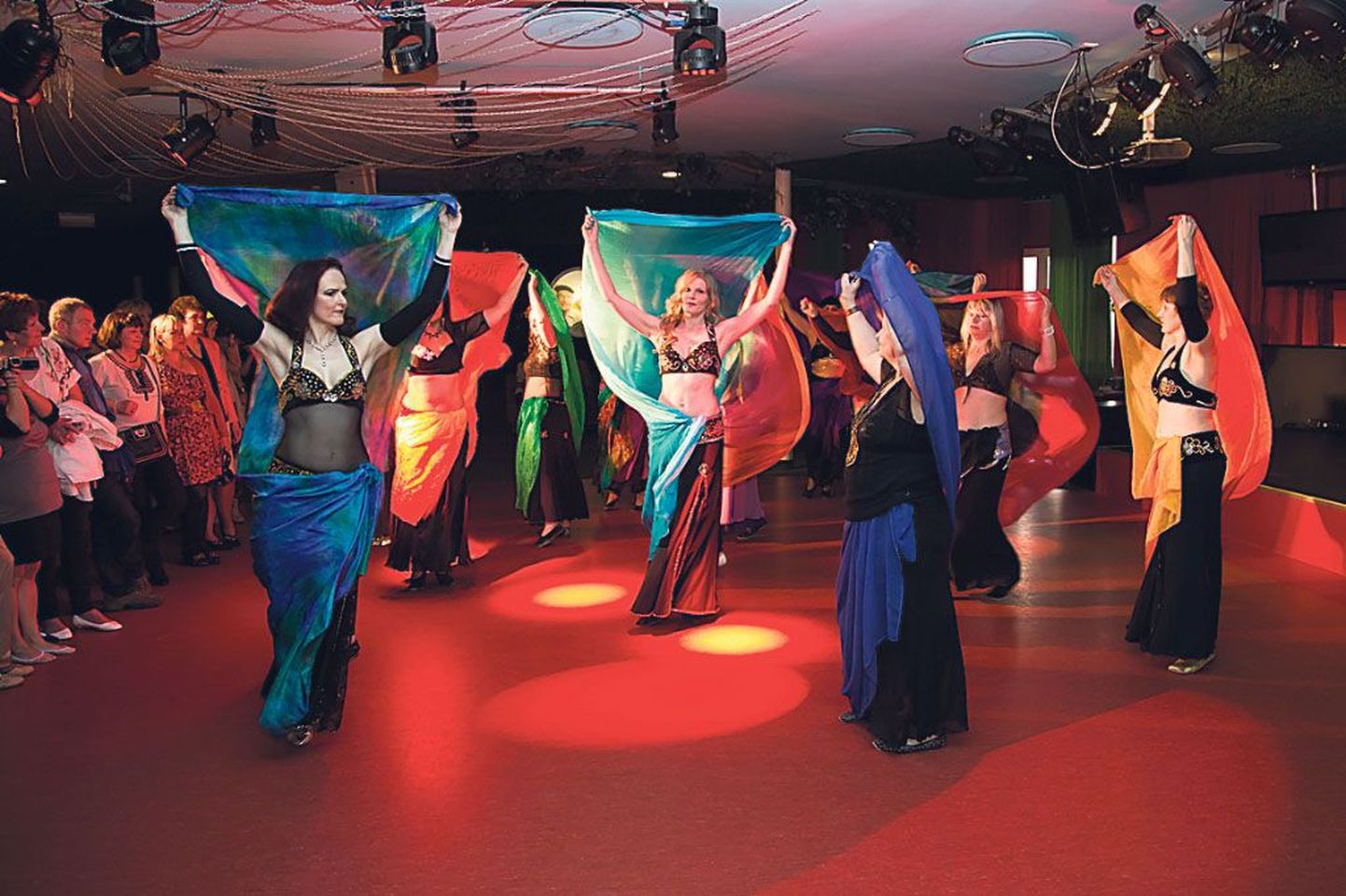 Tallinna ja Saaremaa tantsijate kõrval esinesid Pärnu tantsurühmad Hessa ja Zarif (pildil).