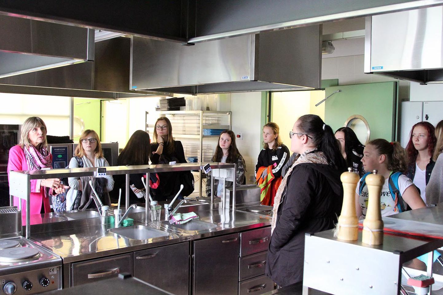 Juhtõpetaja Laida Reitmann tutvustab põhikooliõpilastele kööki, milles kokaks õppijad oma oskusi lihvima hakkavad.