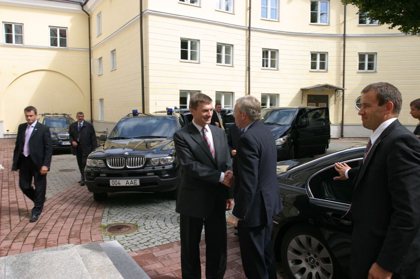 Peaminister Andrus Ansip ja välisminister Urmas Paet kohtusid Stenbocki majas ametist lahkuva NATO peasekretäri Jaap de Hoop Schefferiga.