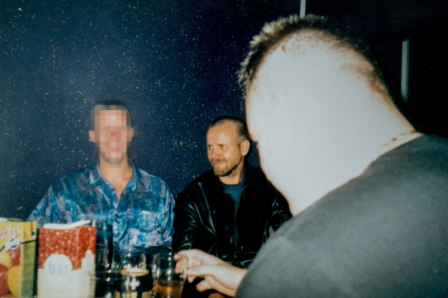 Assar Paulusega (keskel) koos süüdistuse saanud mehe albumist pärinev foto. Vasakul olev isik ei ole süüdistusega seotud.