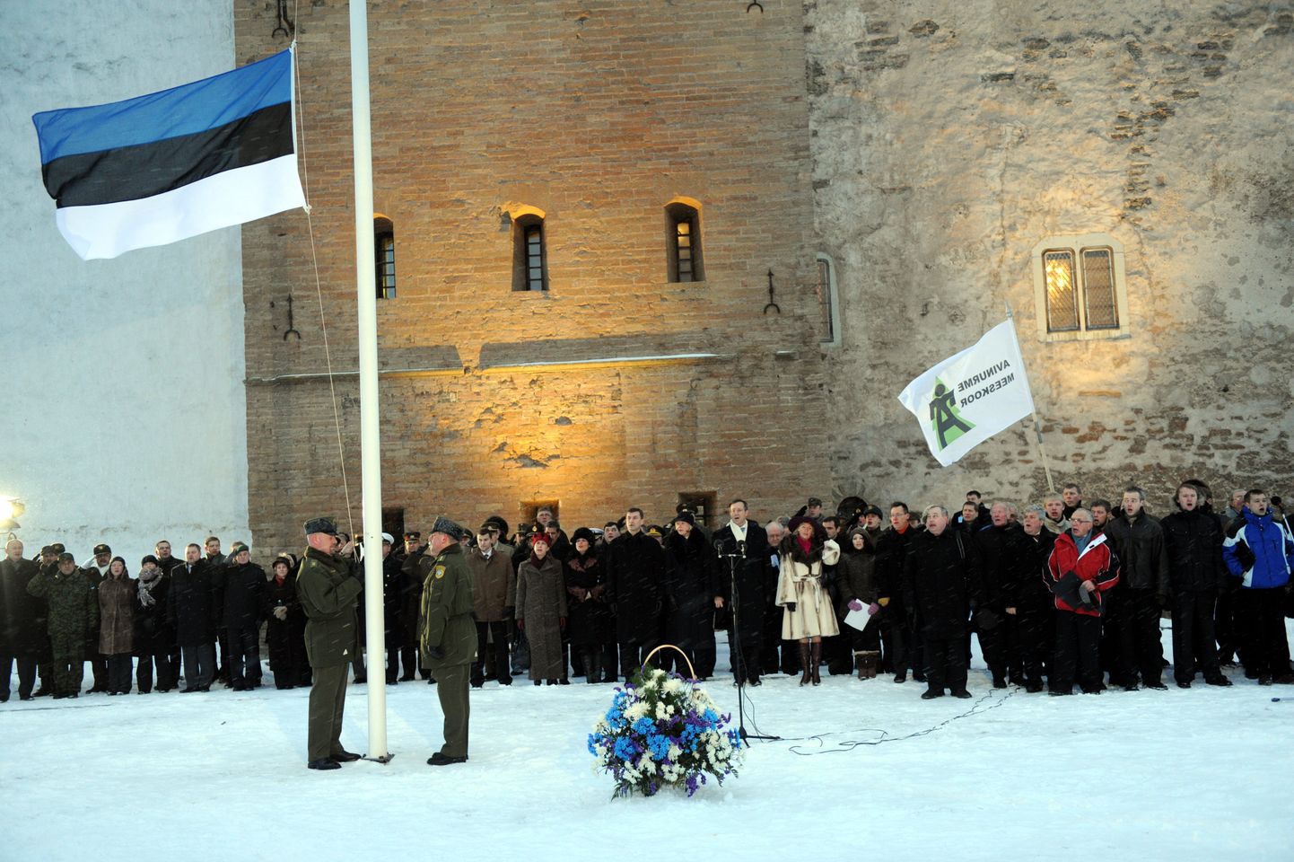 Lipuheiskamine Narva Hermanni kindluse hoovis.