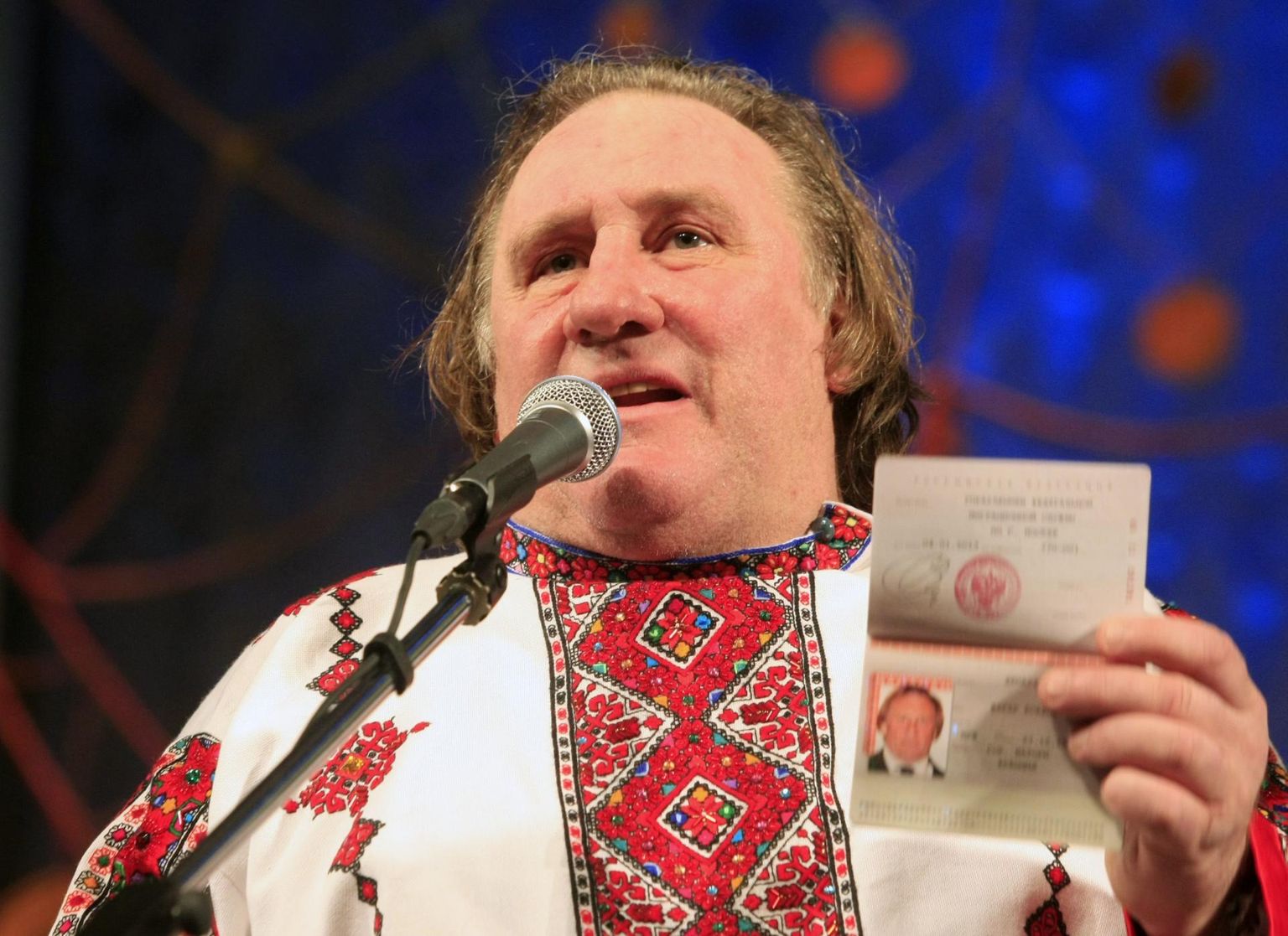 Prantsuse näitleja Gérard Depardieu näitab 2013. aastal saadud Venemaa passi.