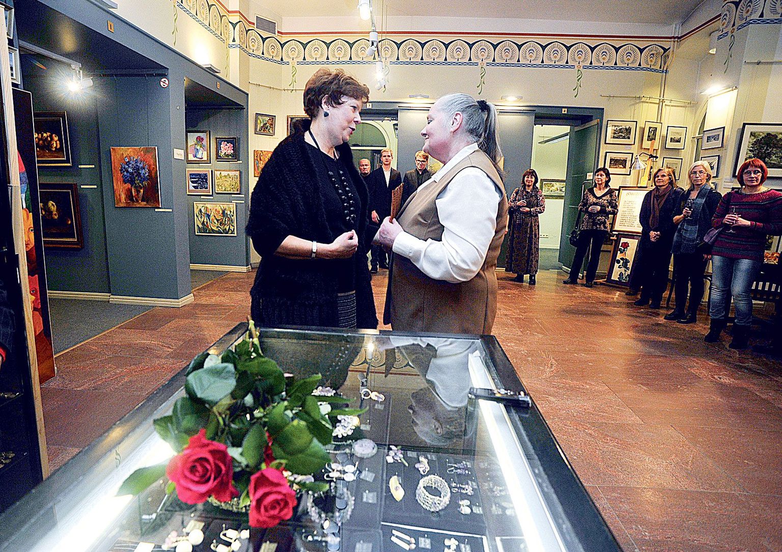 Tiia Karelson (vasakult) õnnitleb preemia saanud maalikunstnikku Piibe Arrakut.