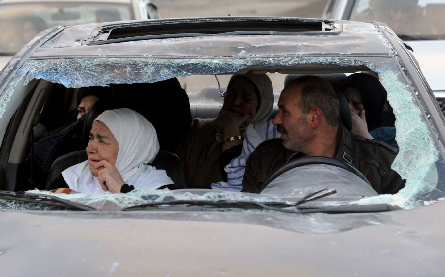 Süürlased president Bashar al-Assasdile ustavate vägade rünnaku järel Nabaki linnas purunenud klaasidega autos.