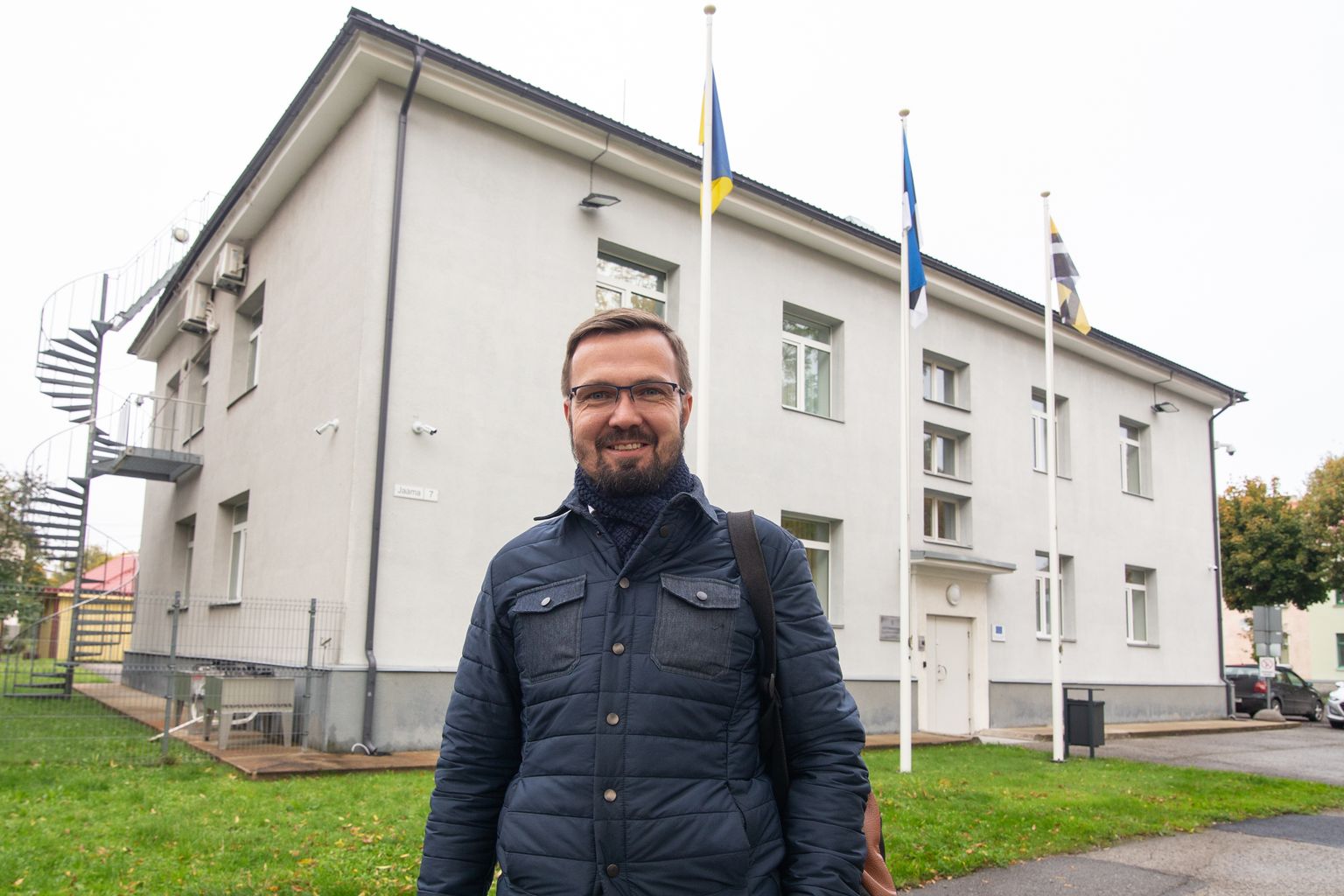 "Vähemalt ideena sai välja käidud, et võime sellest pinnast loobuda," ütles justiitsministeeriumi asekantsler vanglate alal Rait Kuuse Jaama tänava kontorihoone ees. Vanglate osakond on Eesti vanglateenistuse keskasutus, mis juhib ja arendab vanglate tööd.