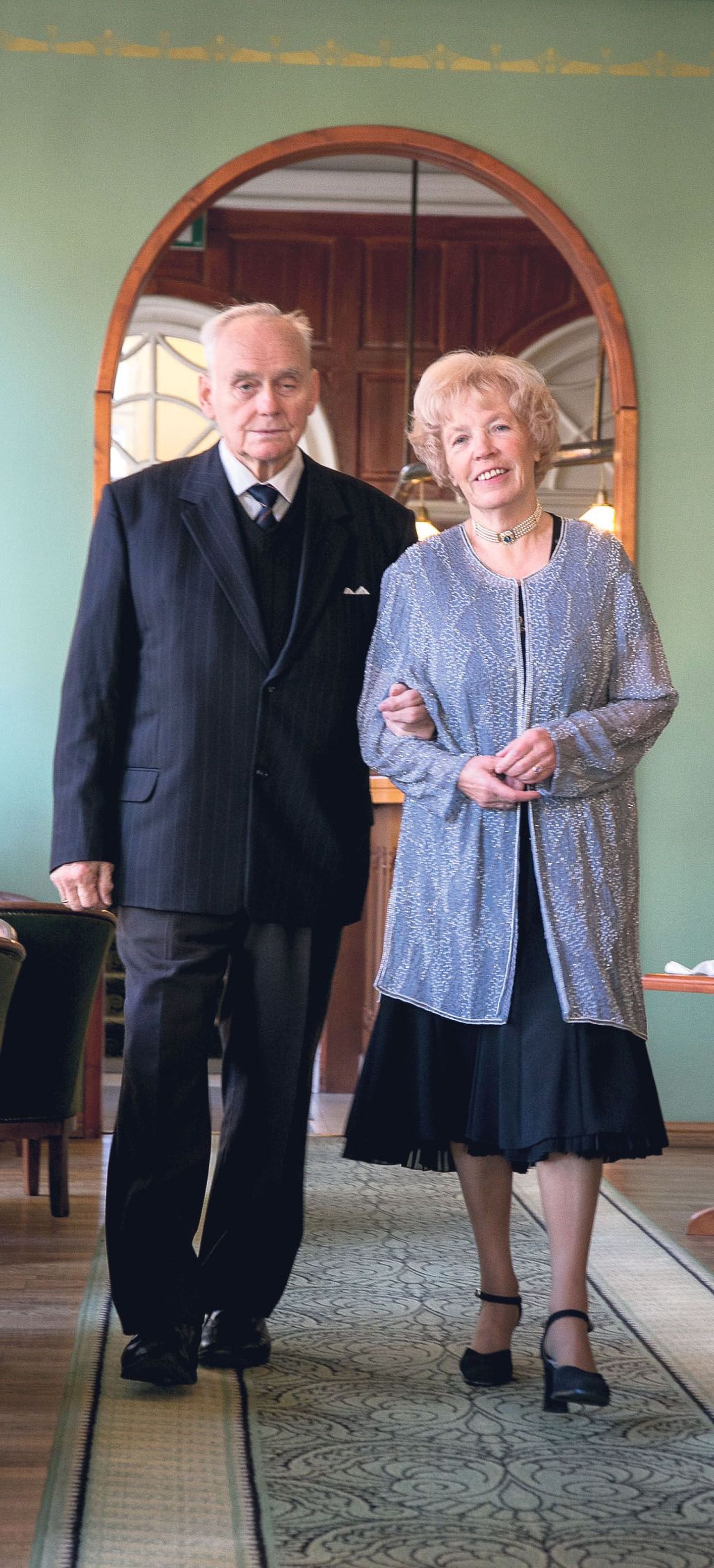 Johannes ja Ester Noormägi saabuvad linnapea vastuvõtule.
