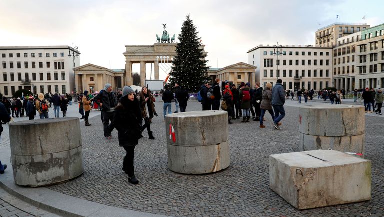 Betoonbarjäärid Berliinis Brandenburgi värava juures. Foto: FABRIZIO BENSCH/REUTERS/Scanpix