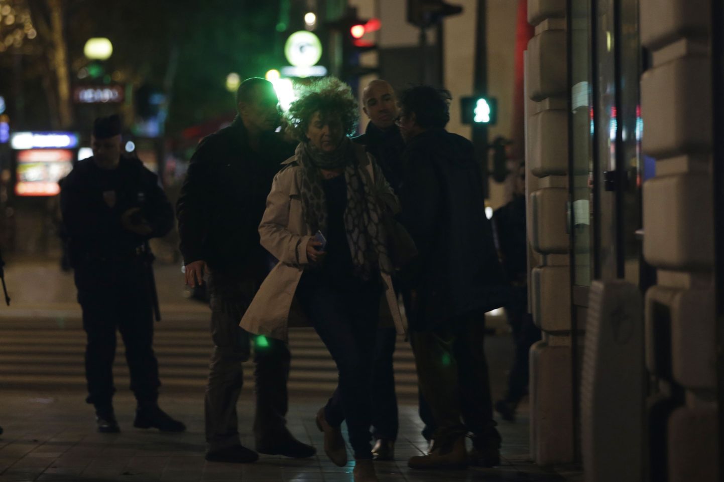 Люди разбегаются с площади Республики в центре Парижа 15 ноября.