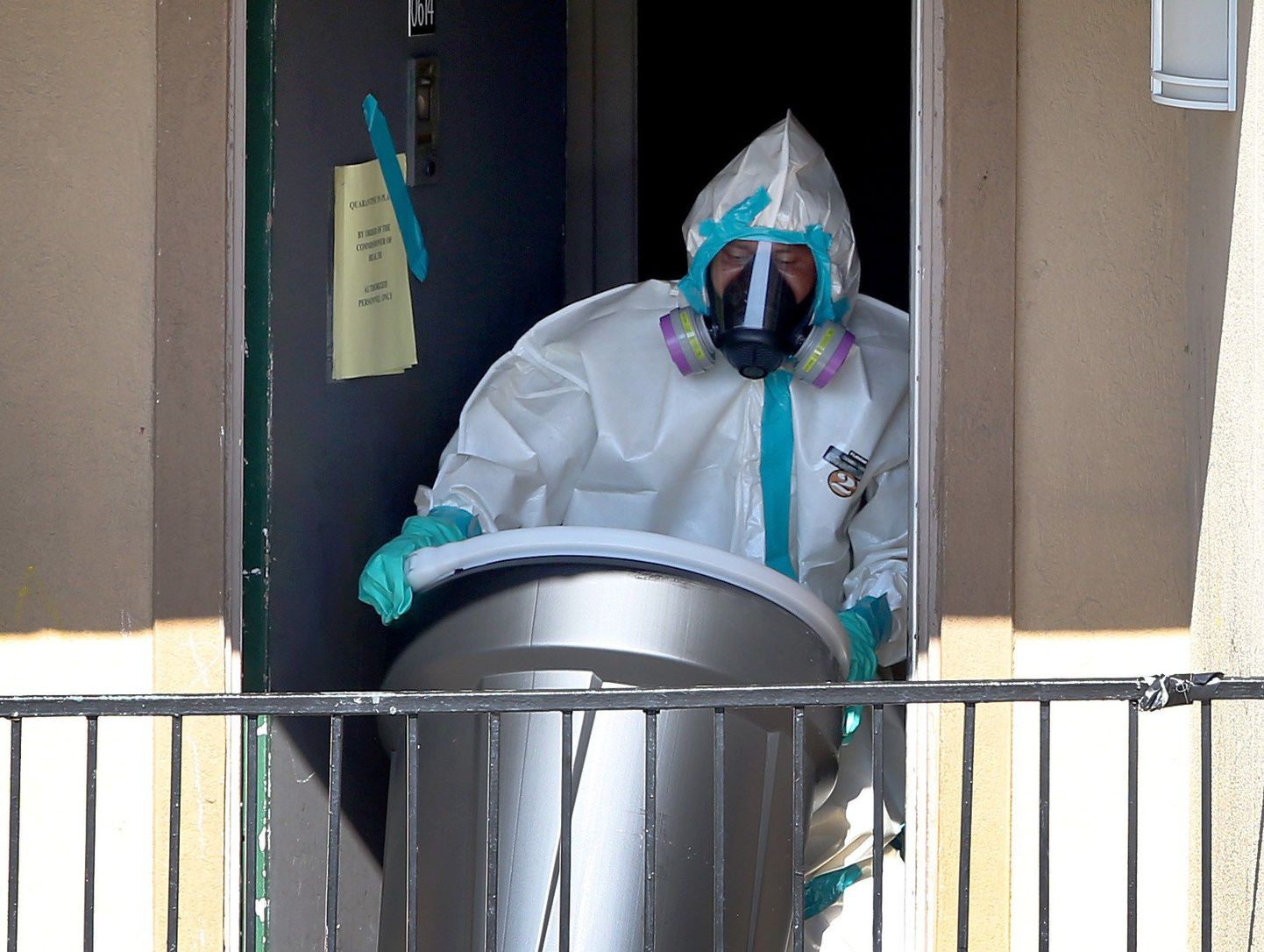 Tervishoiutöötaja majas, kus enne haiglasse viimist peatus Ebola viiruse tagajärjel surnud Thomas Eric Duncan.