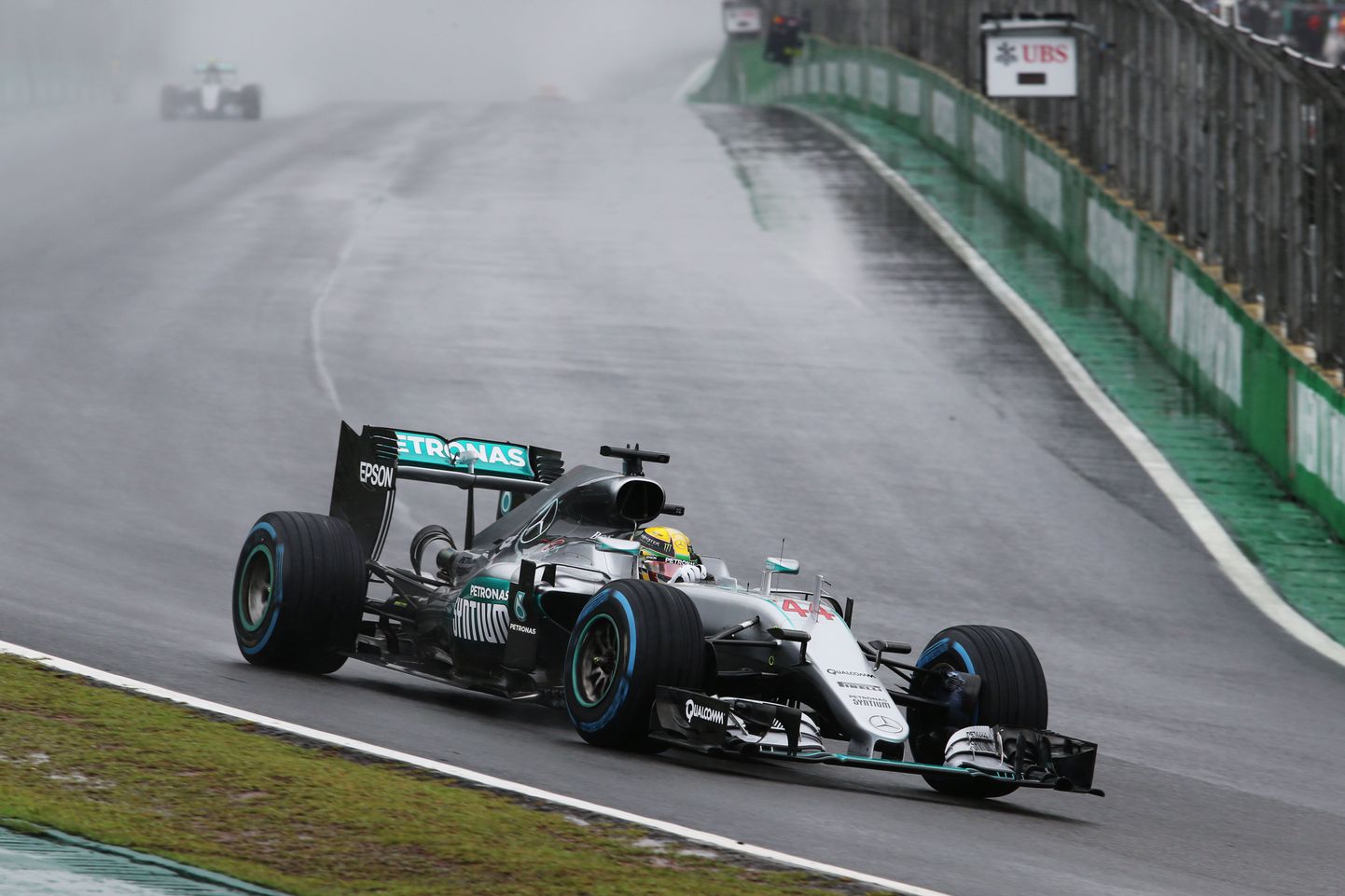Lewis Hamilton (esiplaanil) oli Brasiilia vihmas tiimikaaslasest Nico Rosbergist selgelt kiirem ja jättis sakslase kaugele maha.