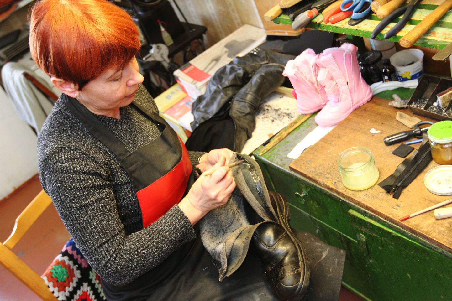 Kingsepp Galina Gudkovalt saavad kliendid lisaks parandatud jalatsitele häid soovitusi, kuidas oma jalanõusid õigesti hooldada.