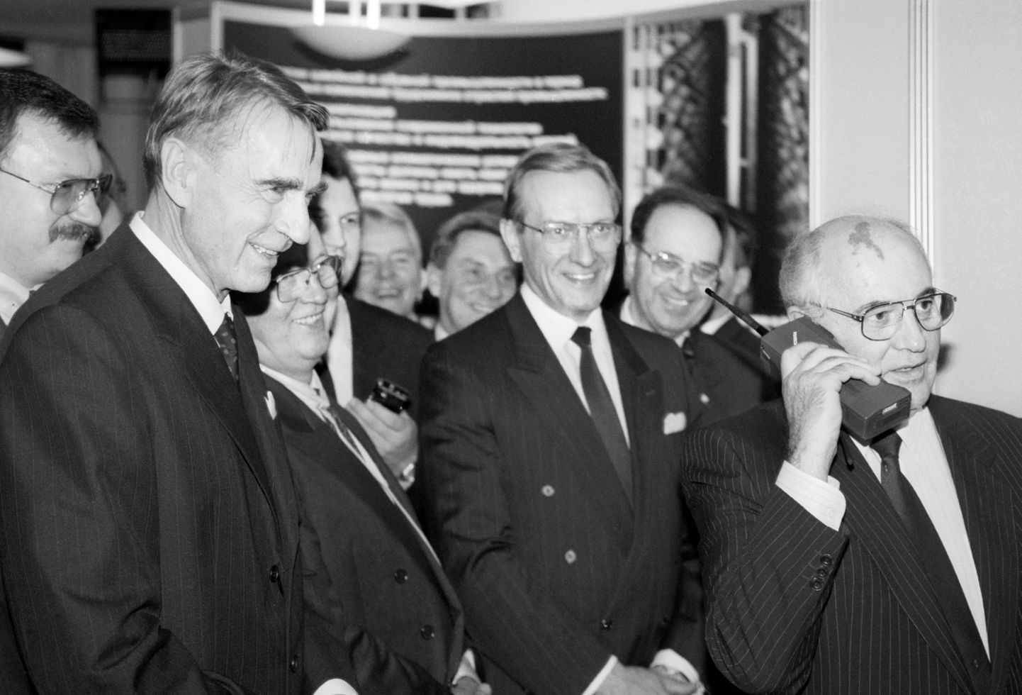 Soome president Mauno Koivisto (vasakul) kohtumas Nõukogude Liidu viimase liidri Mihhail Gorbatšoviga 1989.aastal Helsingis.