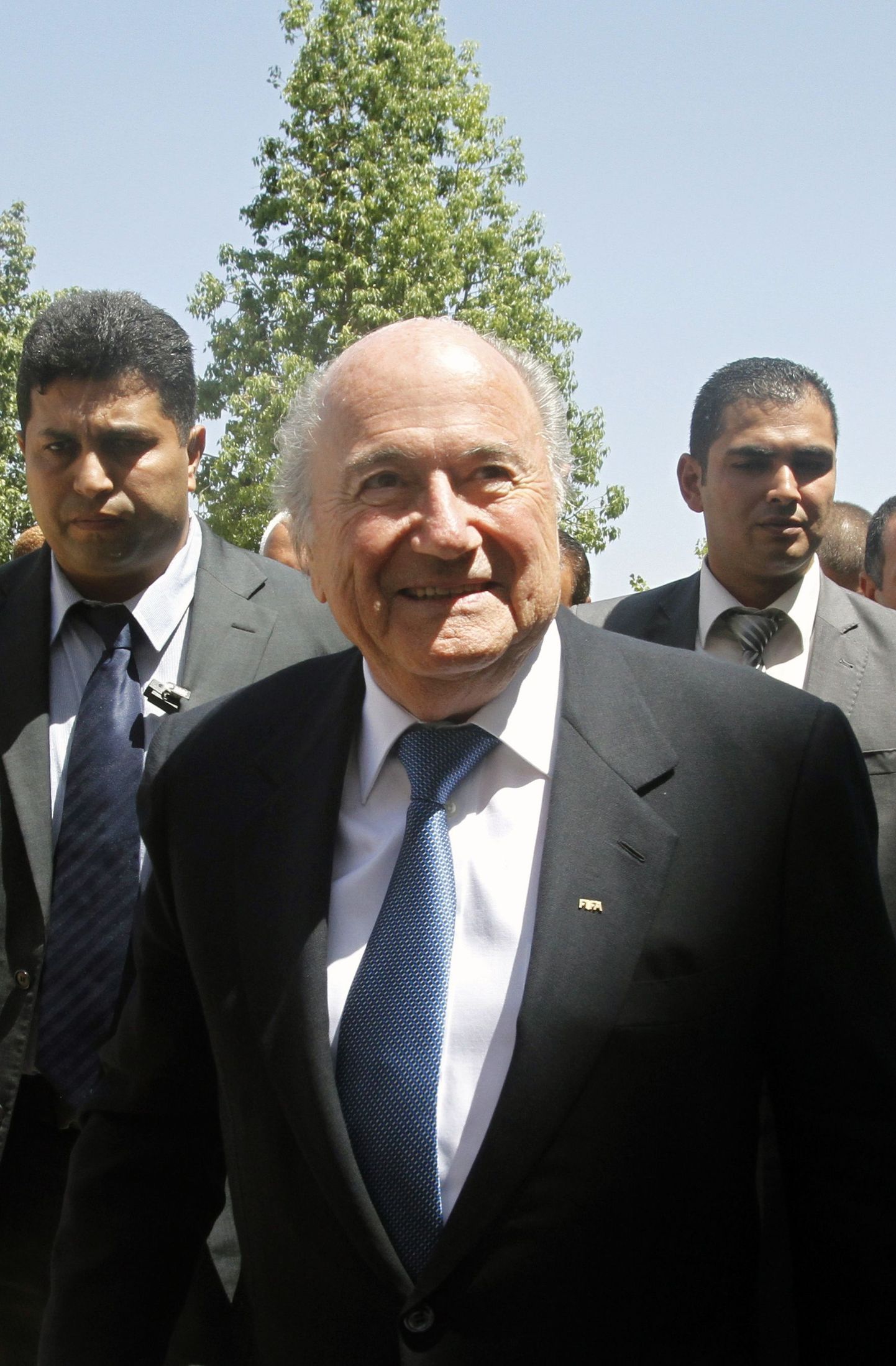 Sepp Blatter (keskel).