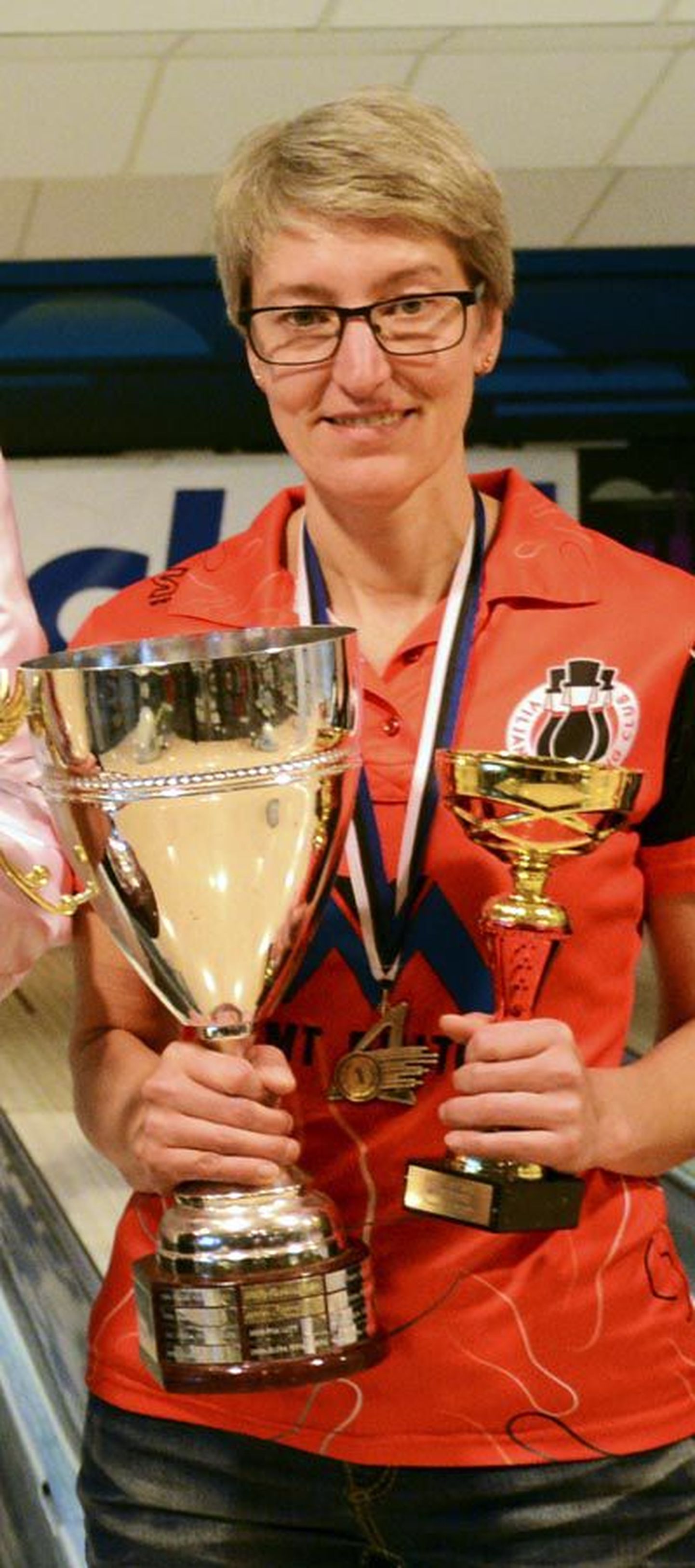 Terje Roosi eelmisel aastal teenitud Eesti meistri trofee jääb veel vähemalt aastaks tema kätte hoiule. Vaid viivuks rändab see töökotta, et sellele nagu kord ja kohus kaks tema nimega plaati panna.
