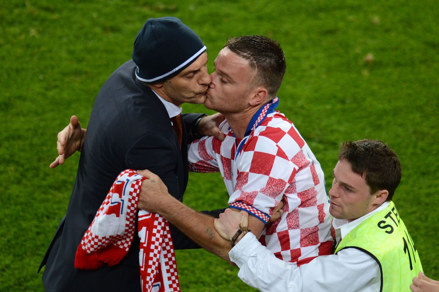 Innukas fänn suudlemas Horvaatia meeskonna peatreenerit Slaven Bilicit