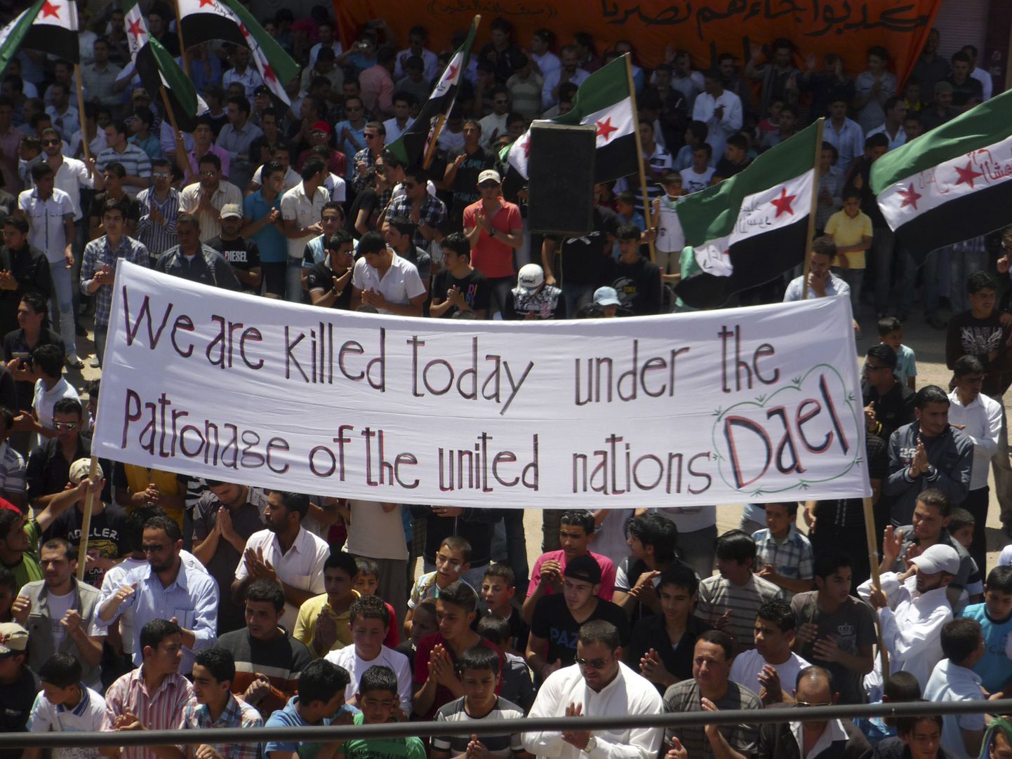ÜROd süüdistav plakat president Bashar al-Assadi vastasel meeleavaldusel.