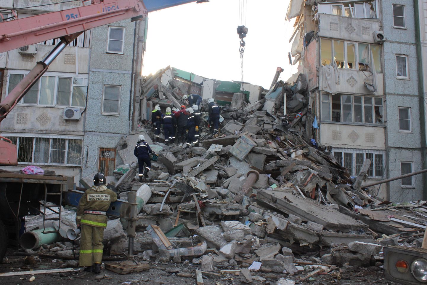 Astrahani päästetöötajad osaliselt kokku varisenud korterihoone rusude juures.