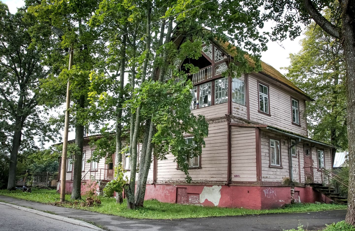 Pärnu ranna rajoonis aastaid kasutuseta seisnud Kuuse 3 majas algavad peagi ehitustööd, mille tulemusena hoone restaureeritakse ja laiendatakse ning sinna rajatakse korterid. Arhiivifoto.