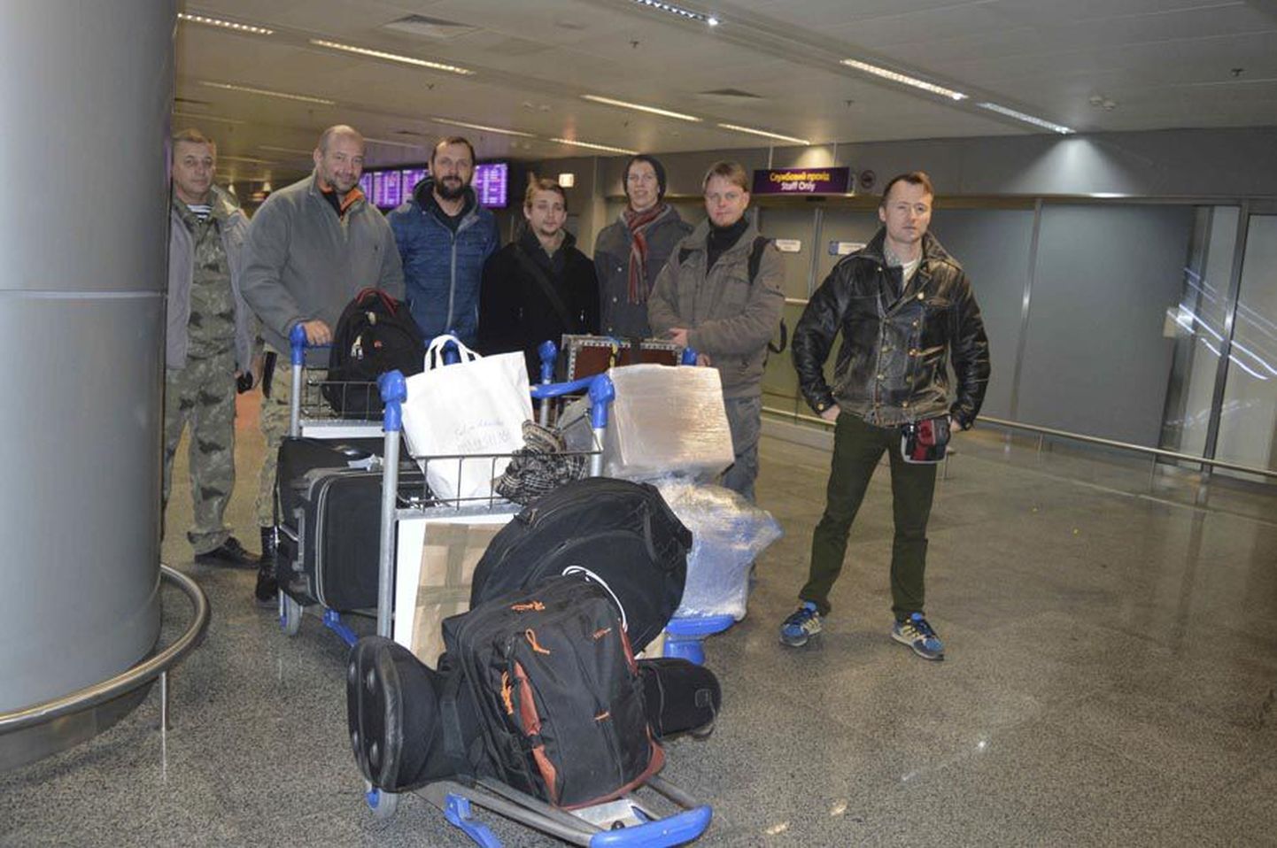 Kiievi lennujaamas andsid ansambli liikmed Ukraina eest võitlevatele vabatahtlikele meditsiiniabipakid, mis olid Eestist sinna läkitatud.