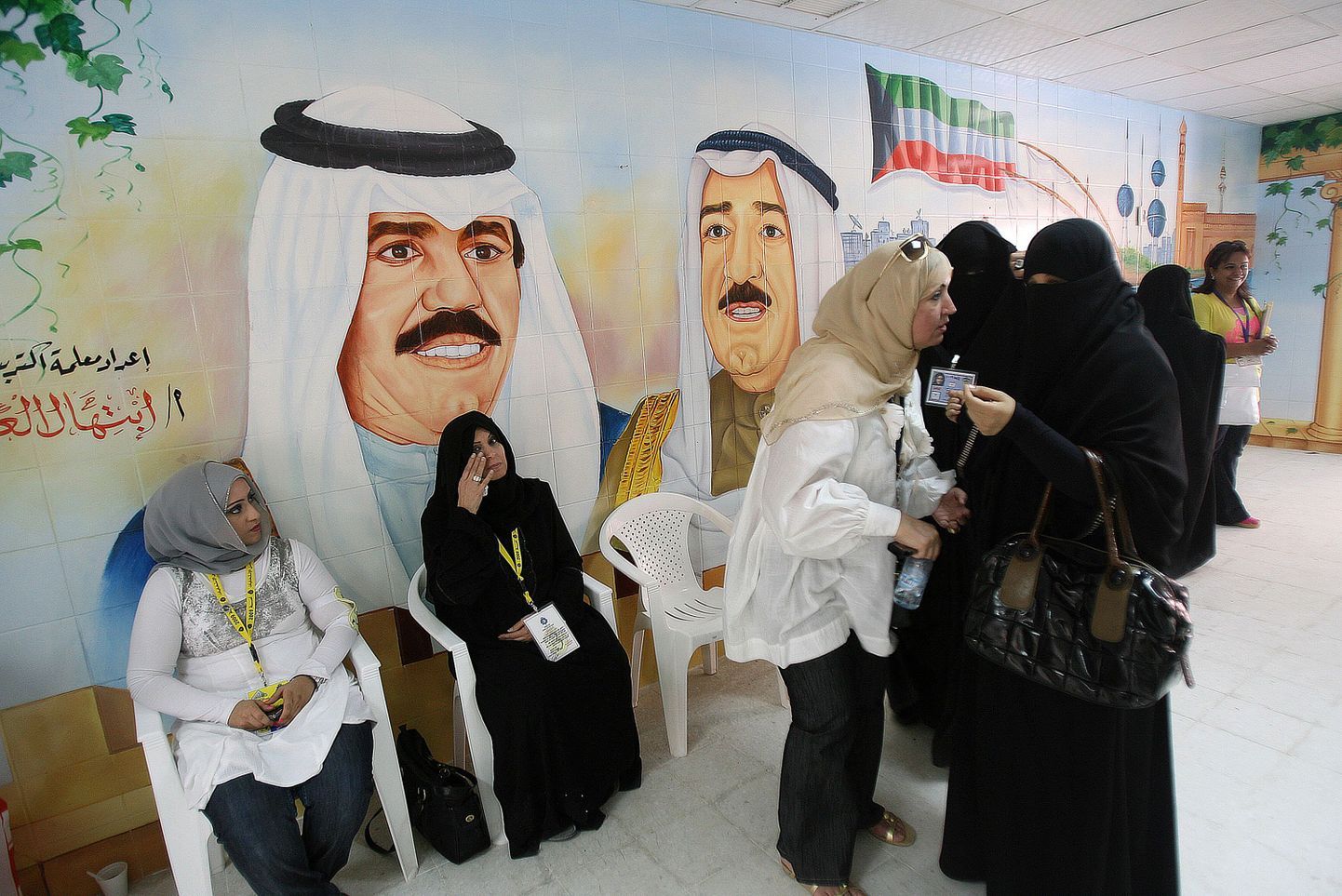 Kuveidi naised valimisjaoskonnas.