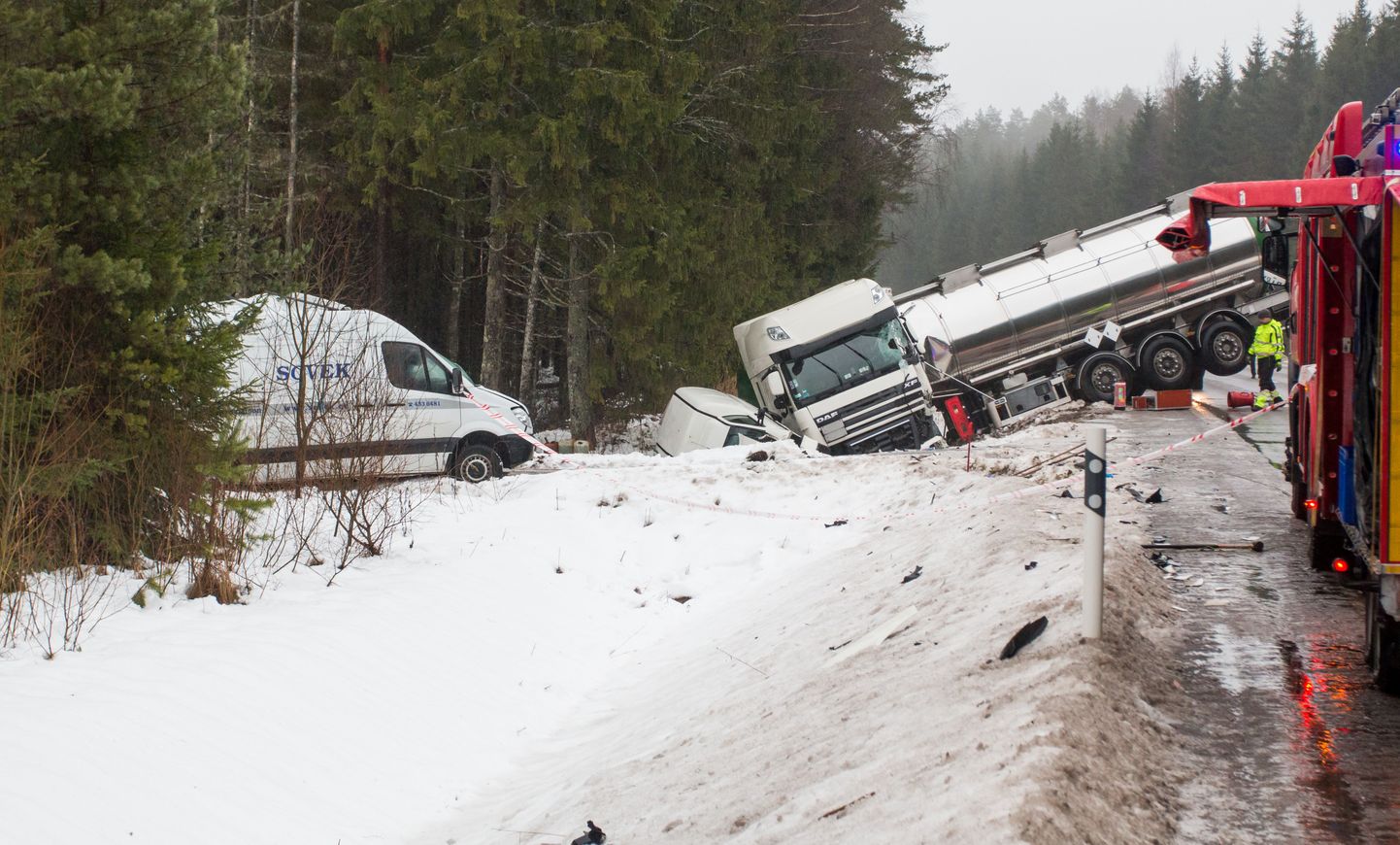 Kanaküla lähistel sattus paarisaja meetri pikkusel teelõigul avariisse seitse autot.