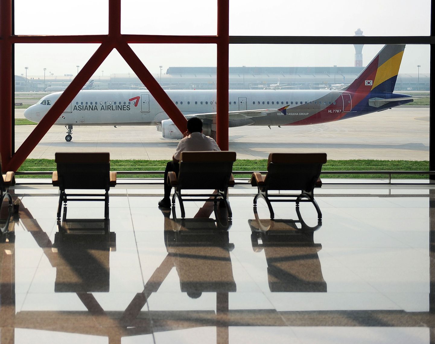 Maailma parimaks lennufirmaks valitud Asiana Airlinesi lennuk Pekingi lennuväljal.