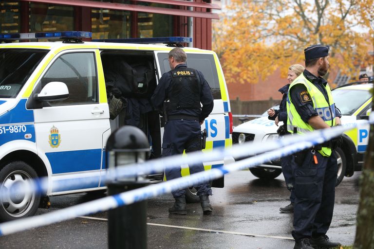 Politseinikud Trollhättani kooli juures. Foto: Scanpix