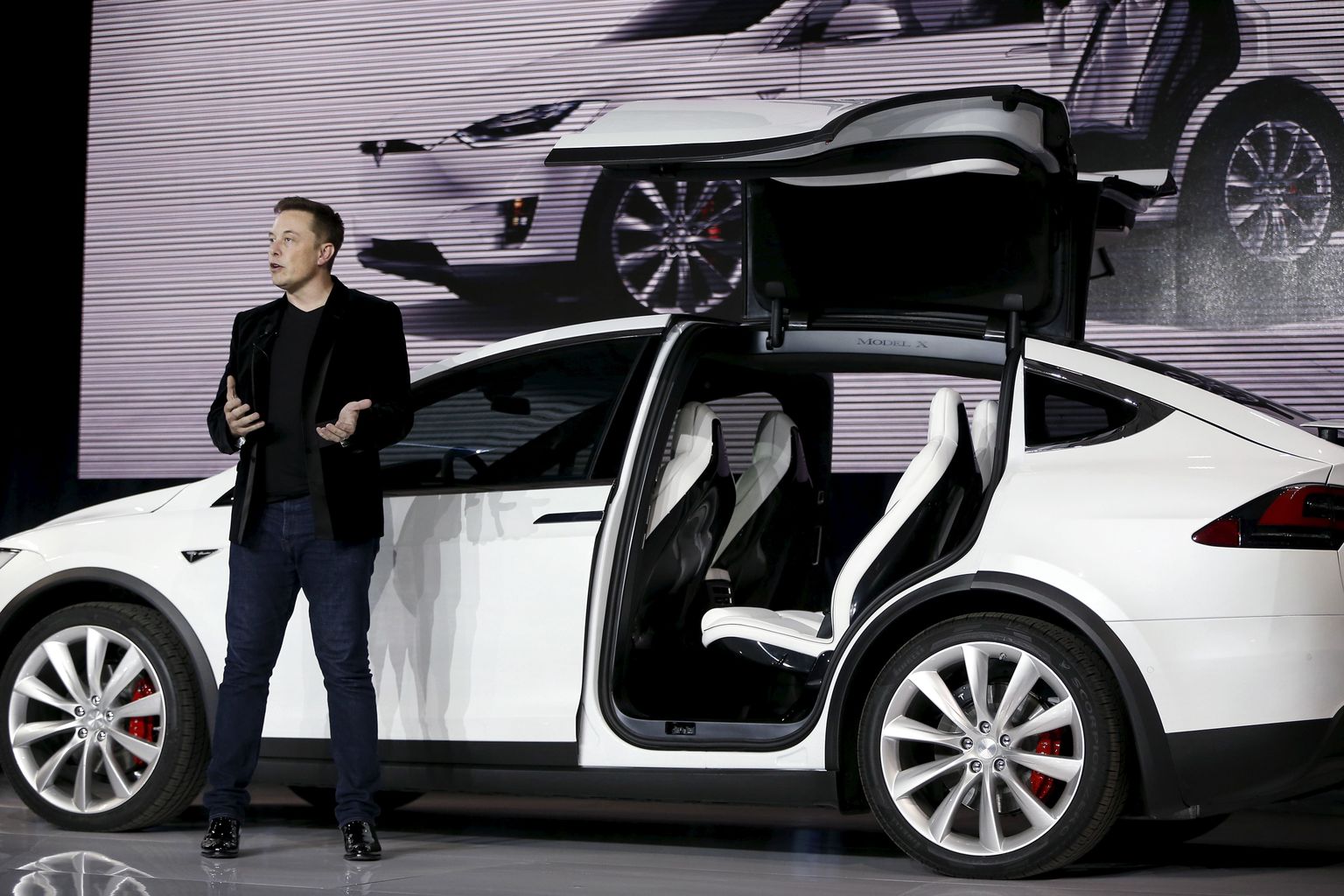 Elon Musk ja Model X linnamaastur