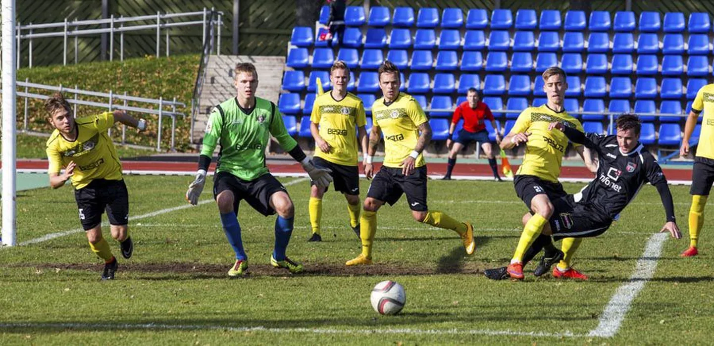 Viljandi Tuleviku jalgpallimeeskond võitis pühapäeval 2:1 Tallinna FC Infonetti ja pääses Eesti karikavõistlustel 16 tugevama sekka.
