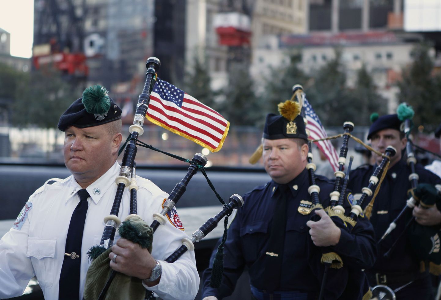New Yorgi politseiorkester kaksiktornide juures toimunud mälestustseremoonial.