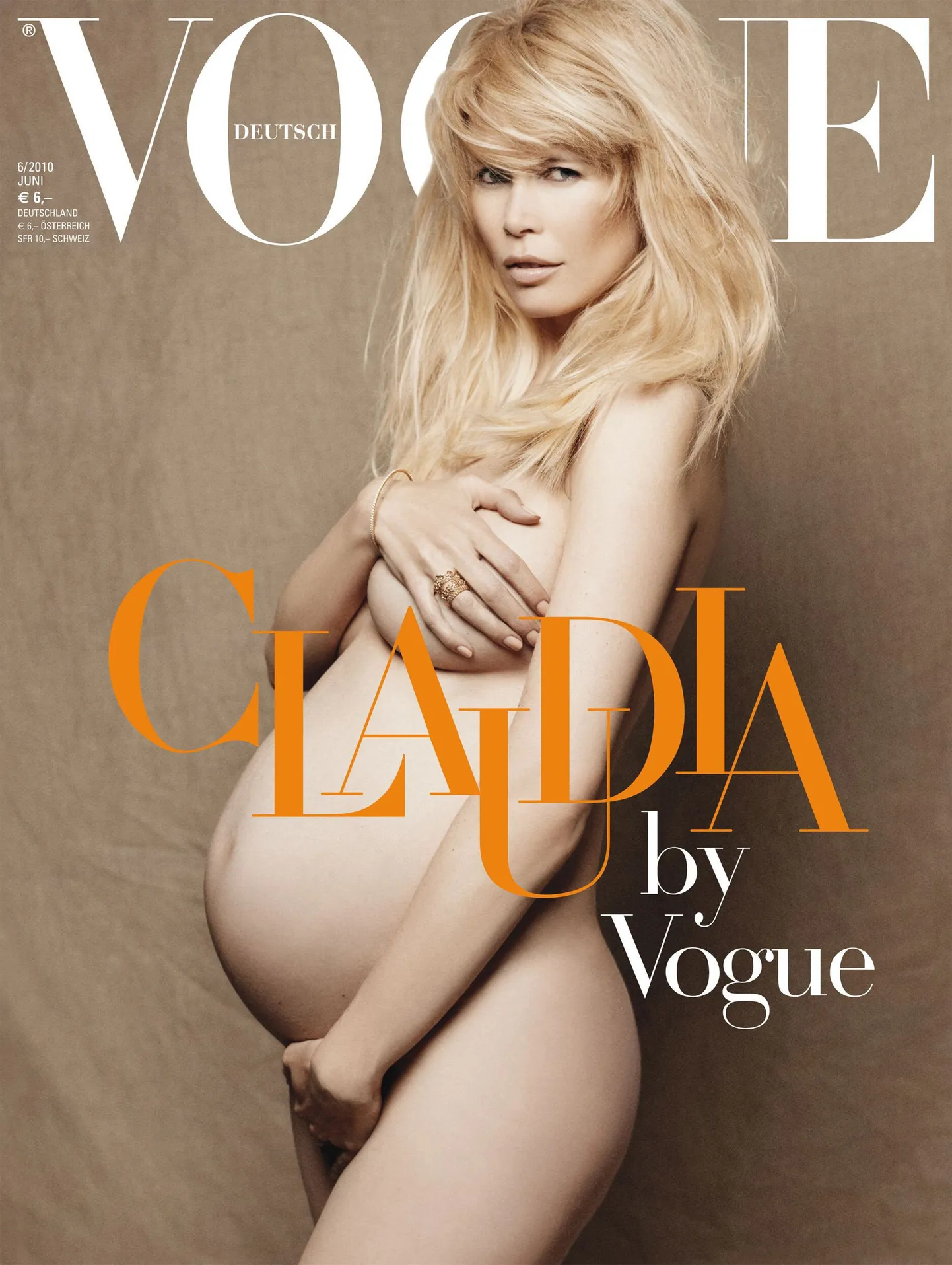 Claudia Schiffer Vogue esikaanel. Pildi ajakirja kaanele tegi moekunstnik Karl Lagerfeld