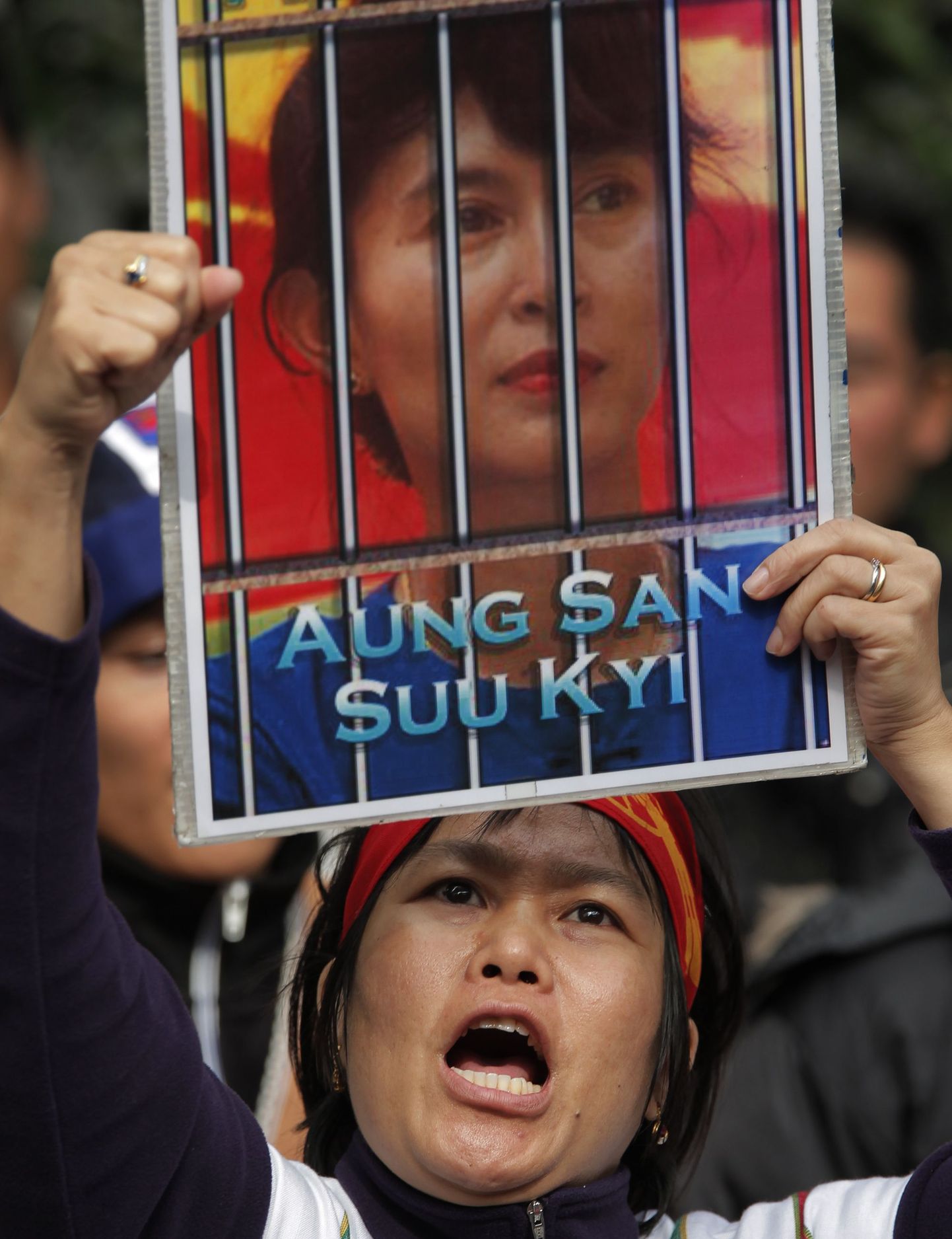 Birma inimõiguste aktivist hoidmas fotot demokraatia eest võitlejast Aung San Suu Kyist.