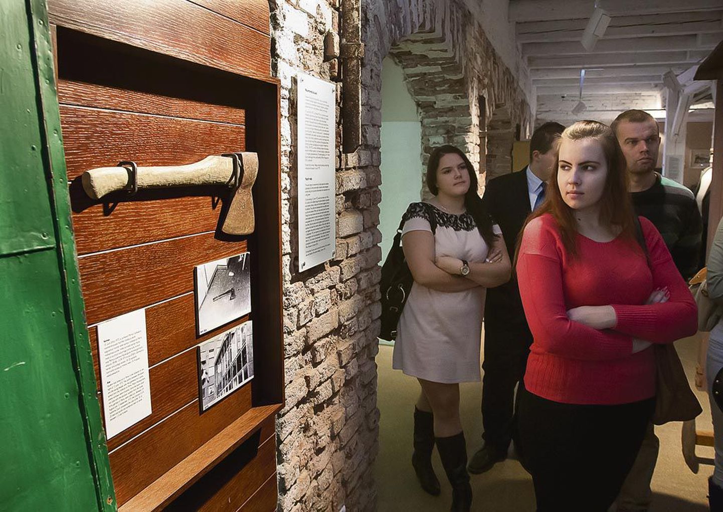 Noorte kodu-uurijate kokkusaamise juhatas sisse ringkäik Pärnu muuseumis.