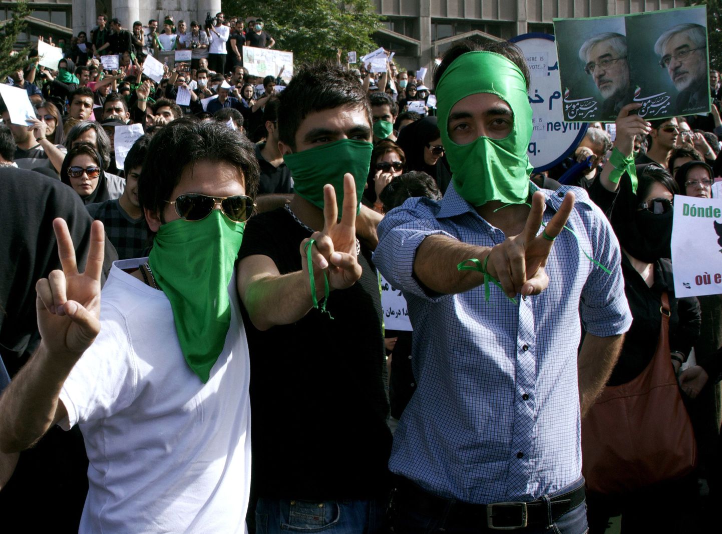 Iraani presidendivalimistel kaotajaks kuulutatud Mirhossein Mousavi poolehoidjad Teheranis.
