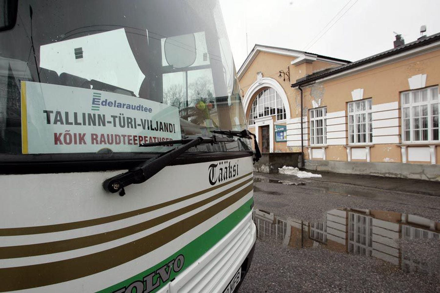 Edelaraudtee bussid, mis raudtee remondi tõttu rongisõitjaid Türilt Viljandisse veavad, peatuvad nüüd ka Viljandis Vabaduse platsi bussipeatuses.