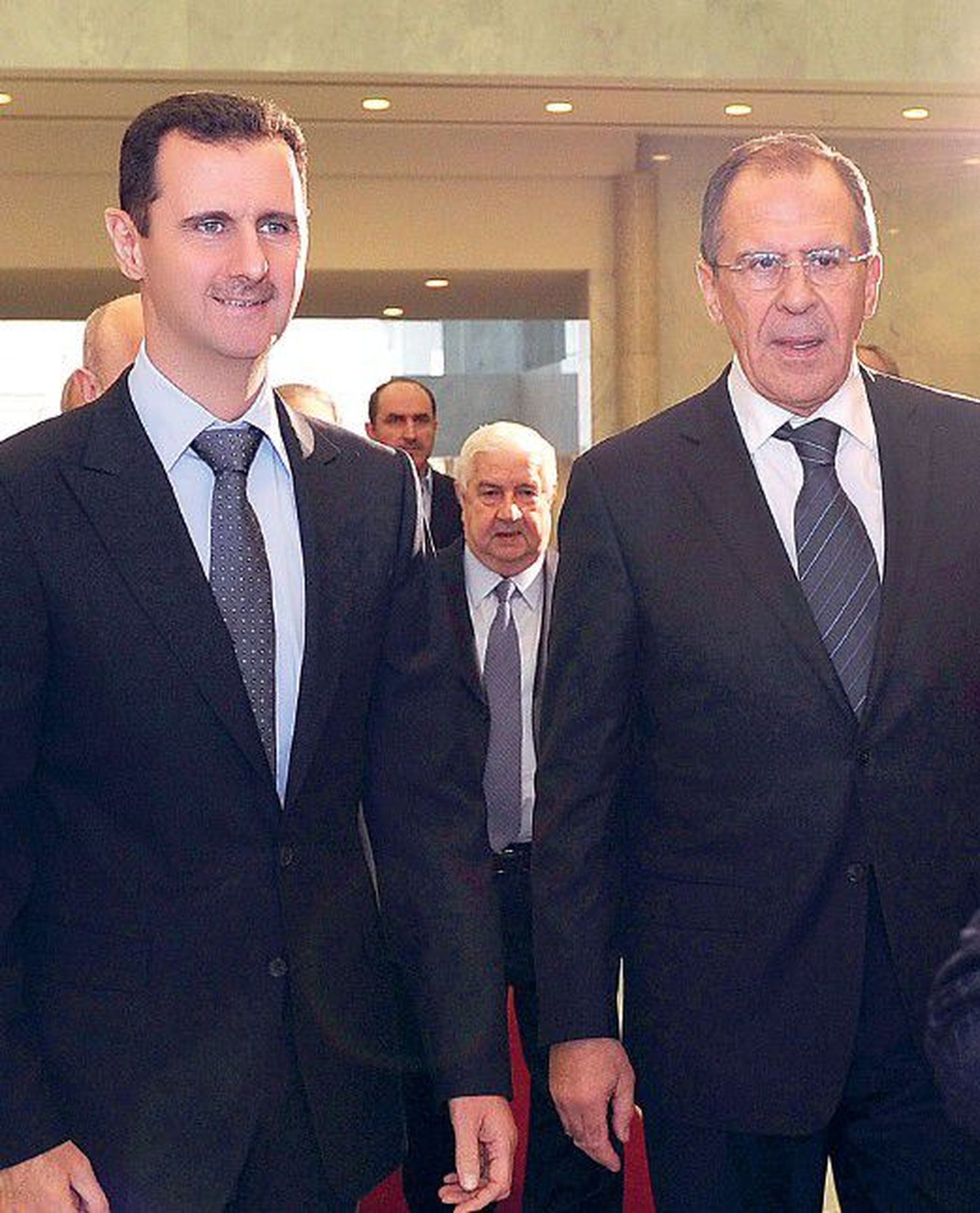 В то время как многие западные страны решили отозвать из Сирии своих дипломатов из-за углубляющегося в стране хаоса, министр иностранных дел России Сергей Лавров (справа) посетил вчера Дамаск, чтобы встретиться с президентом страны Башаром Асадом.